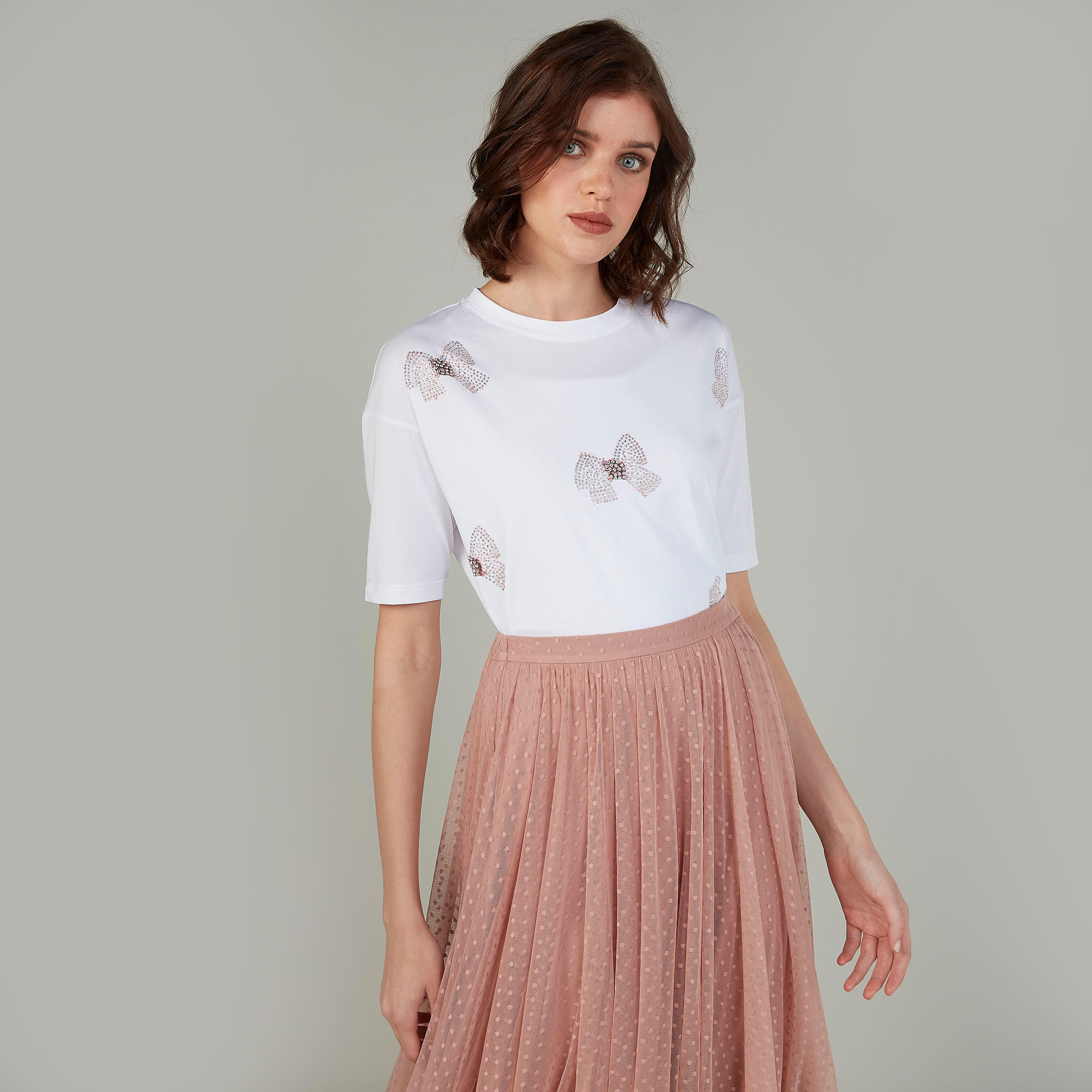 بلوزة مزيَّنة بياقة مستديرة وأكمام قصيرة-women-clothing-tshirts-image-1