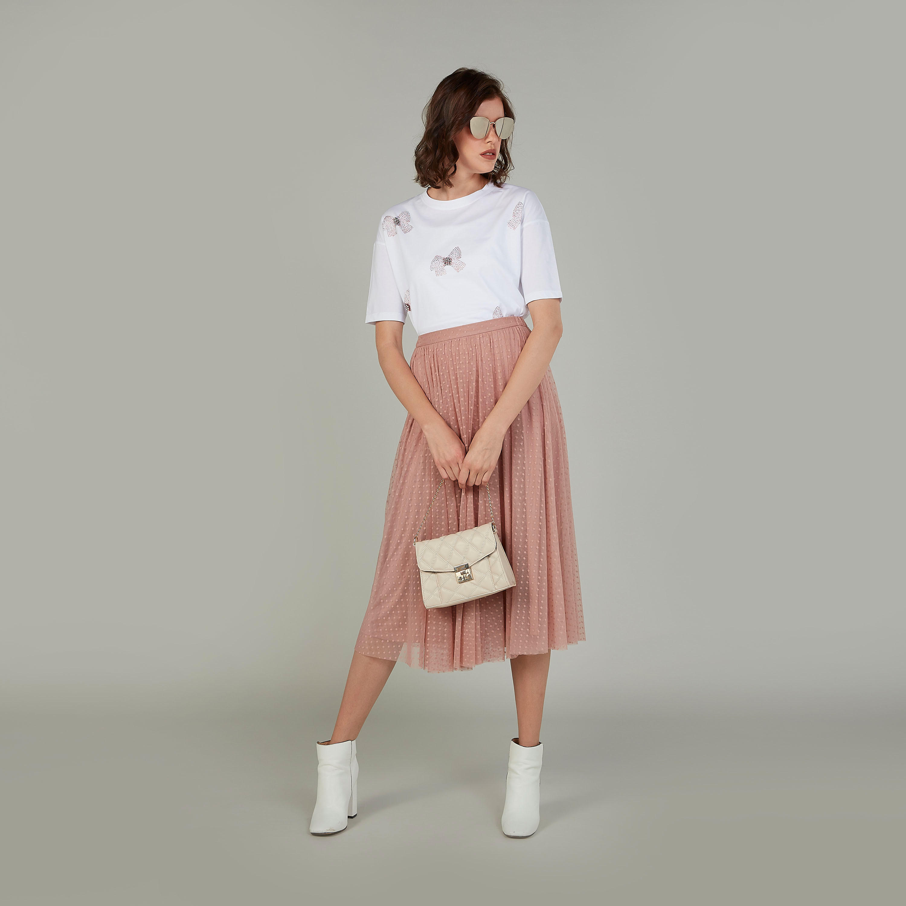 بلوزة مزيَّنة بياقة مستديرة وأكمام قصيرة-women-clothing-tshirts-image-2