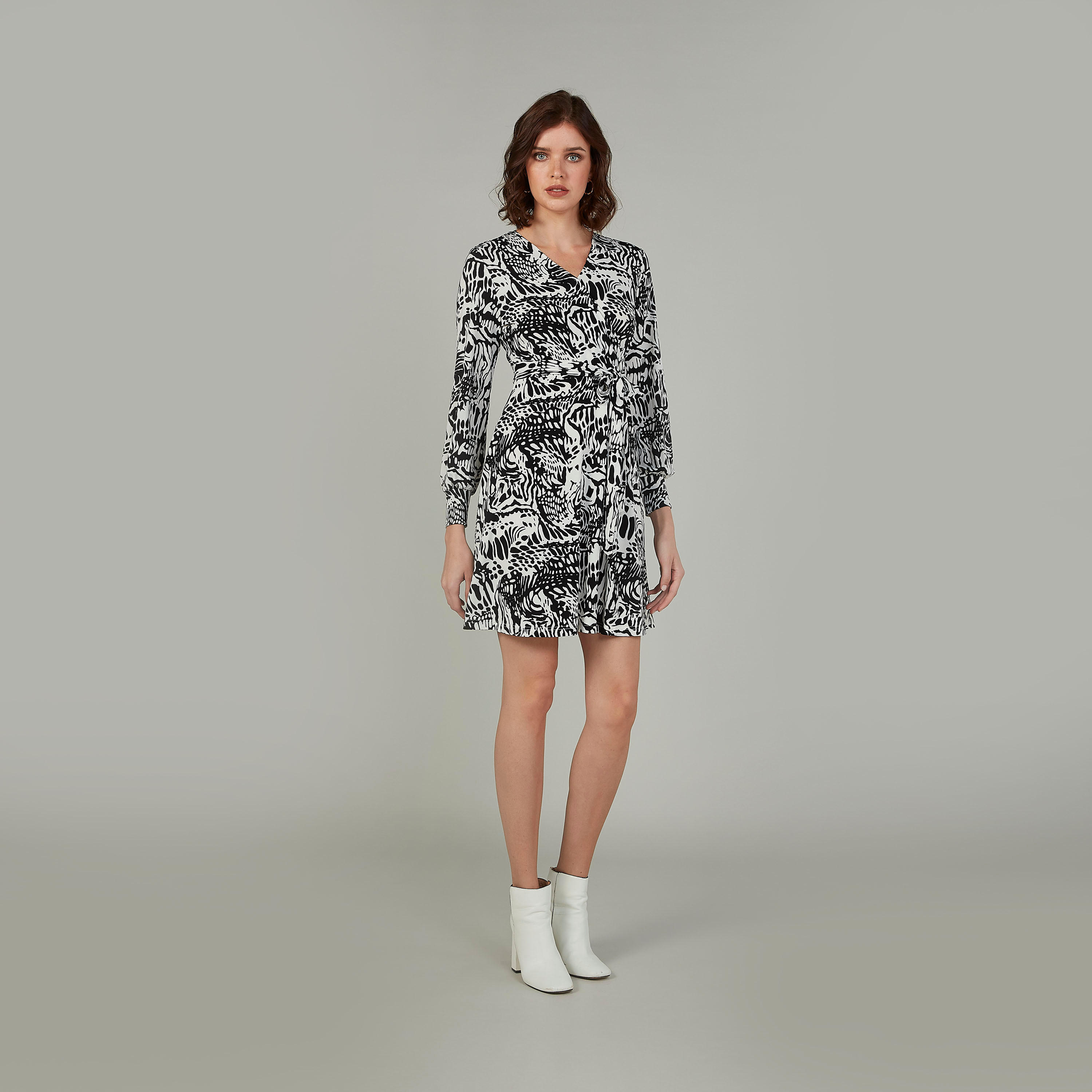 فستان ملفوف متوسط الطول بياقة V بأكمام طويلة وطبعات-women-clothing-dresses-image-2