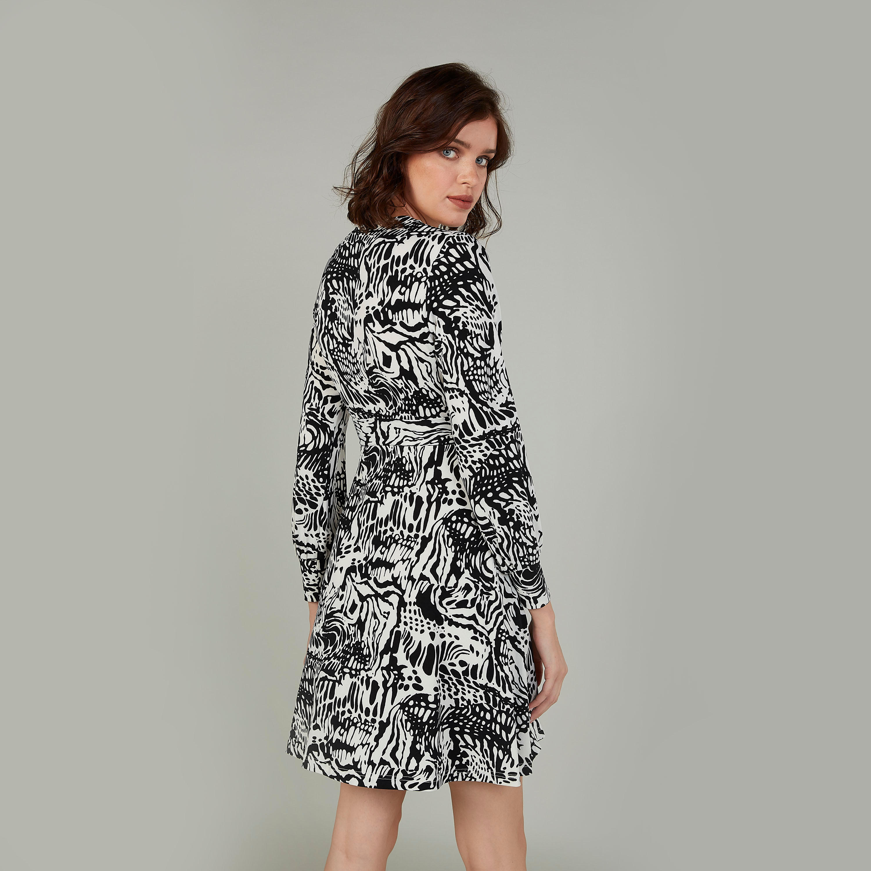 فستان ملفوف متوسط الطول بياقة V بأكمام طويلة وطبعات-women-clothing-dresses-image-4