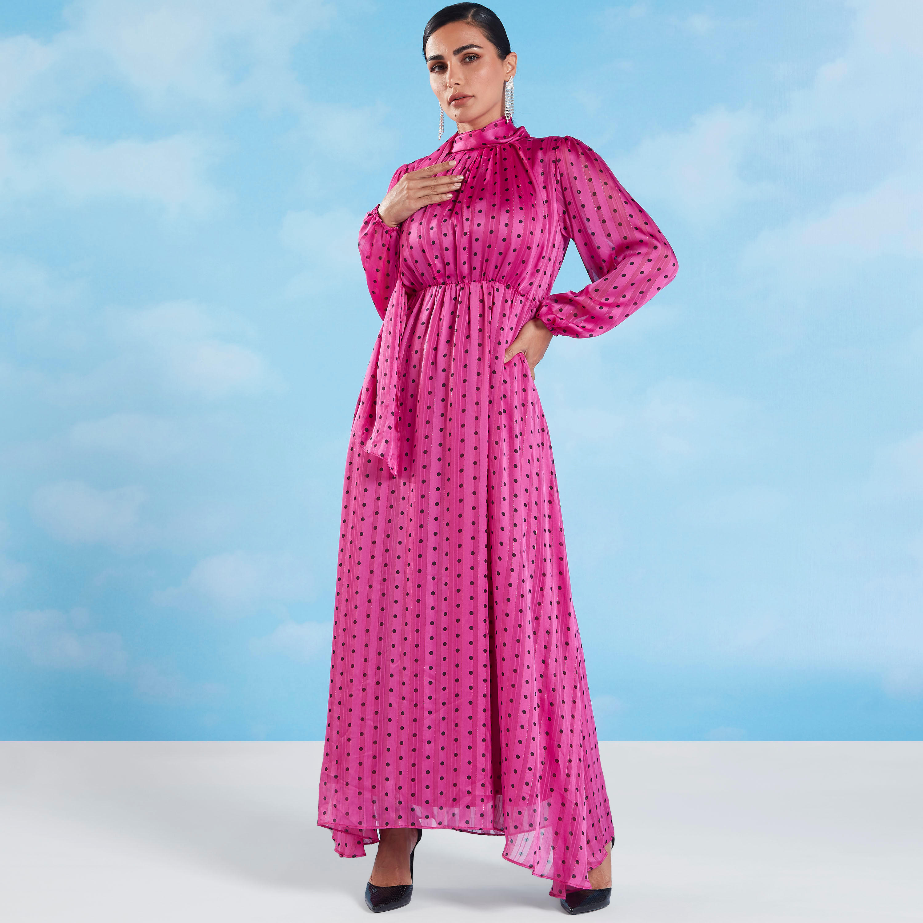 فستان طويل بأكمام بيشوب وطبعات منقّطة مع ربطة عنق-women-clothing-dresses-image-3