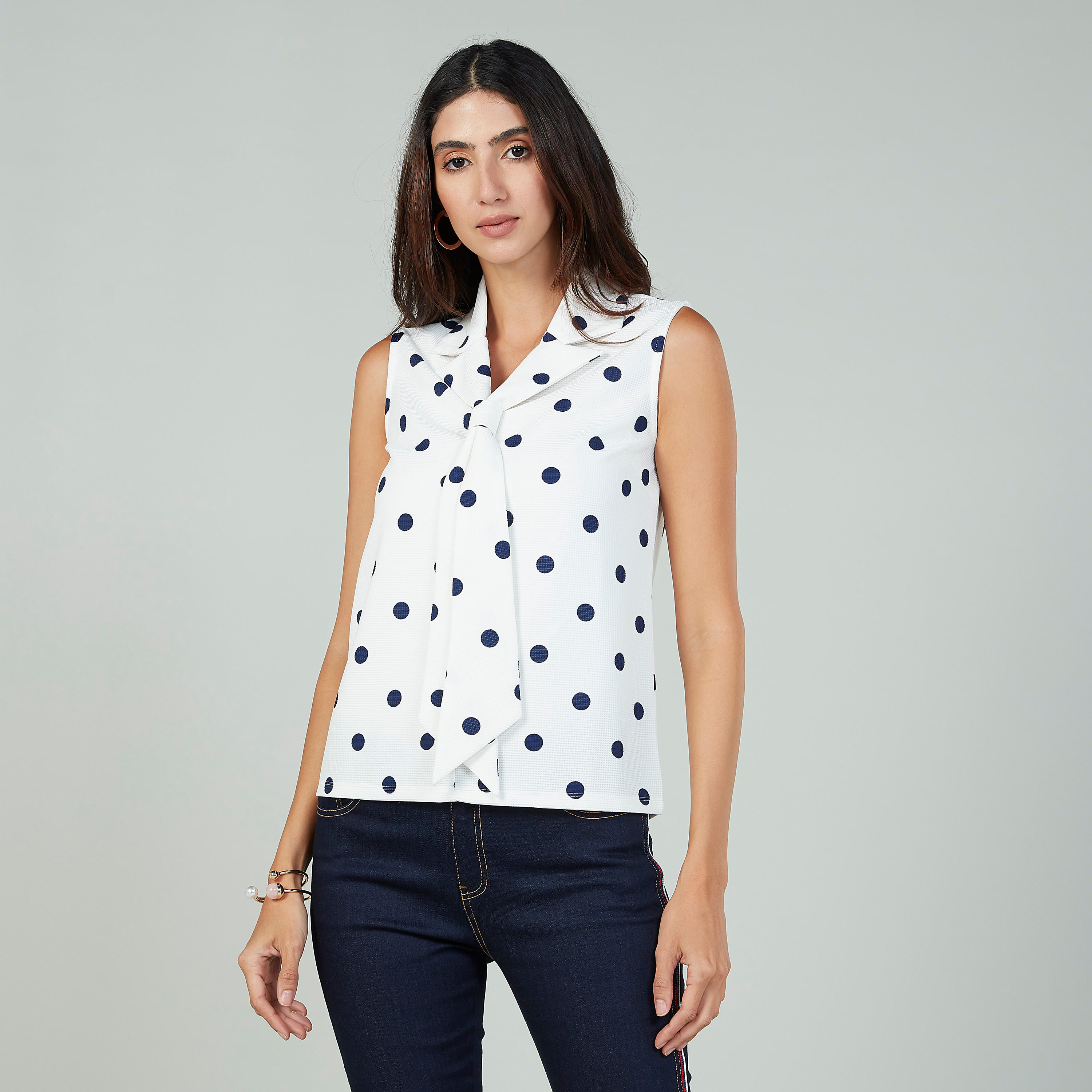 بلوزة منقّطة سليم دون أكمام بياقة برباط-women-clothing-shirtsandblouses-blouses-image-1