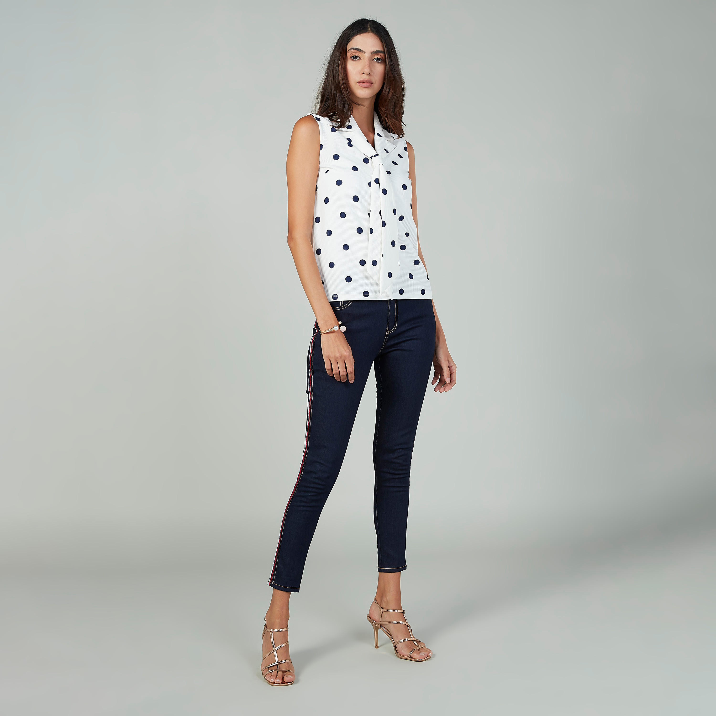 بلوزة منقّطة سليم دون أكمام بياقة برباط-women-clothing-shirtsandblouses-blouses-image-2