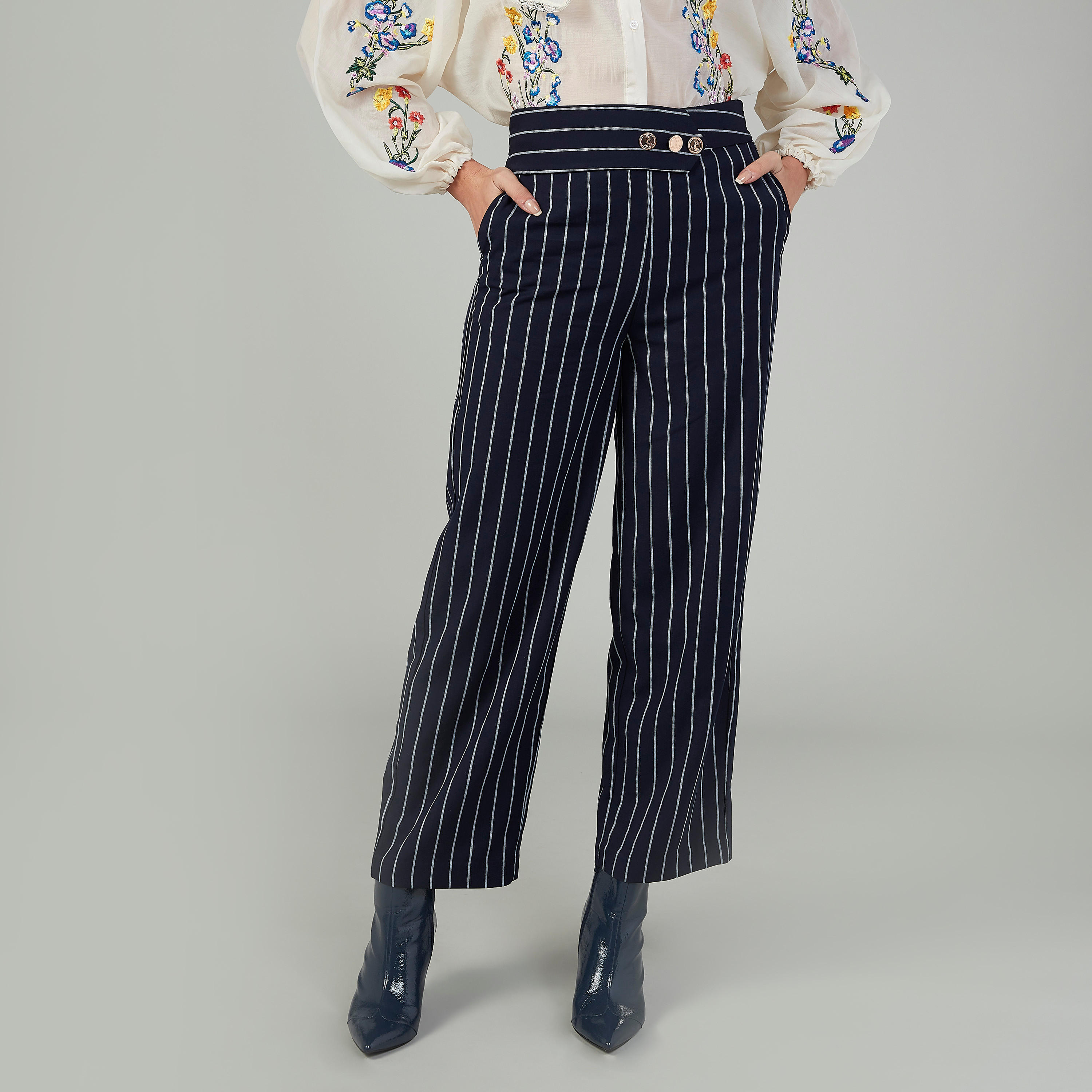 بنطلون مقلّم بقصّة سليم وخصر متوسط الارتفاع وجيوب-women-clothing-bottoms-trousers-image-1