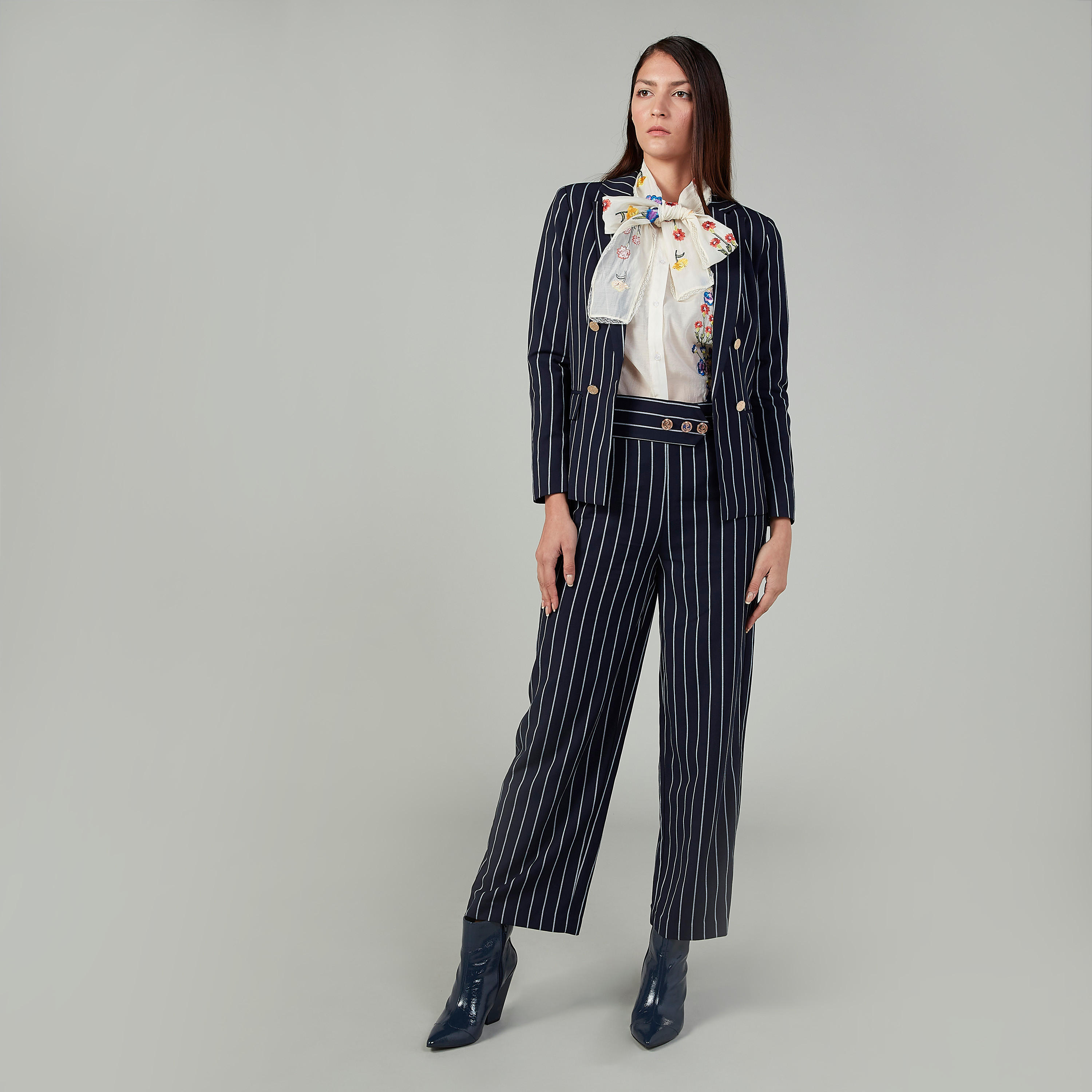 بنطلون مقلّم بقصّة سليم وخصر متوسط الارتفاع وجيوب-women-clothing-bottoms-trousers-image-2
