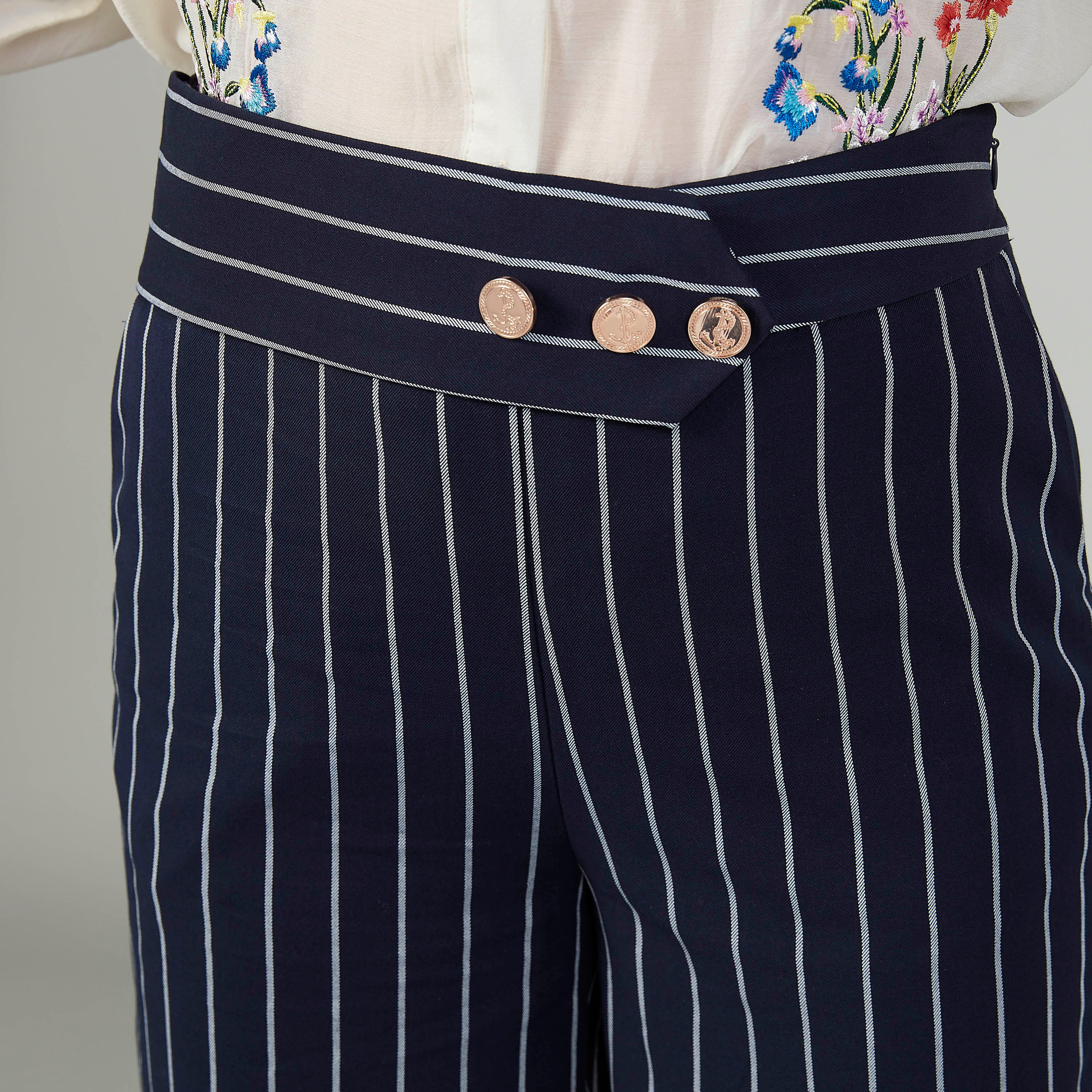 بنطلون مقلّم بقصّة سليم وخصر متوسط الارتفاع وجيوب-women-clothing-bottoms-trousers-image-3