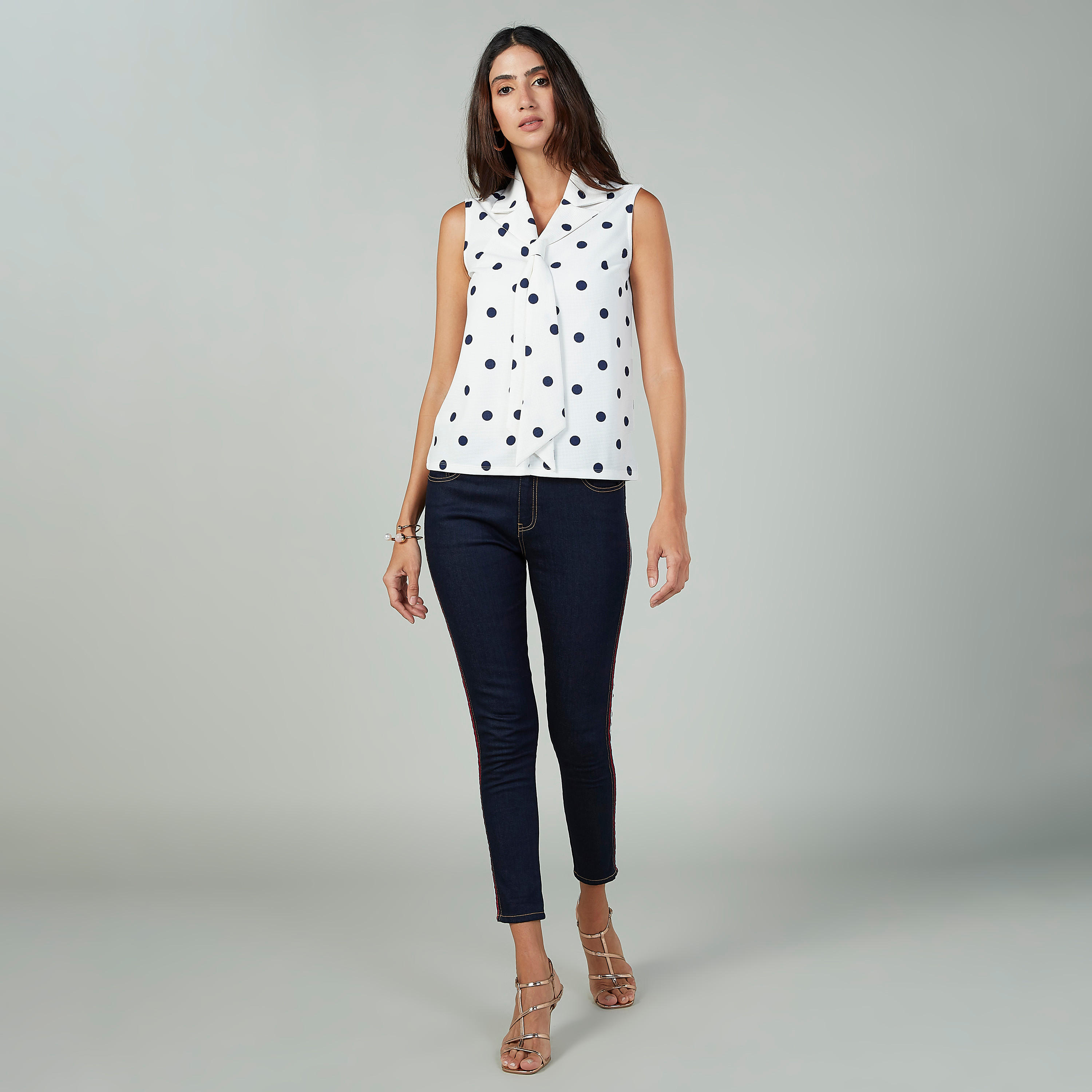 بنطلون جينز سكيني قصير سادة بخصر متوسط الإرتفاع وجيوب-women-clothing-bottoms-jeans-image-2
