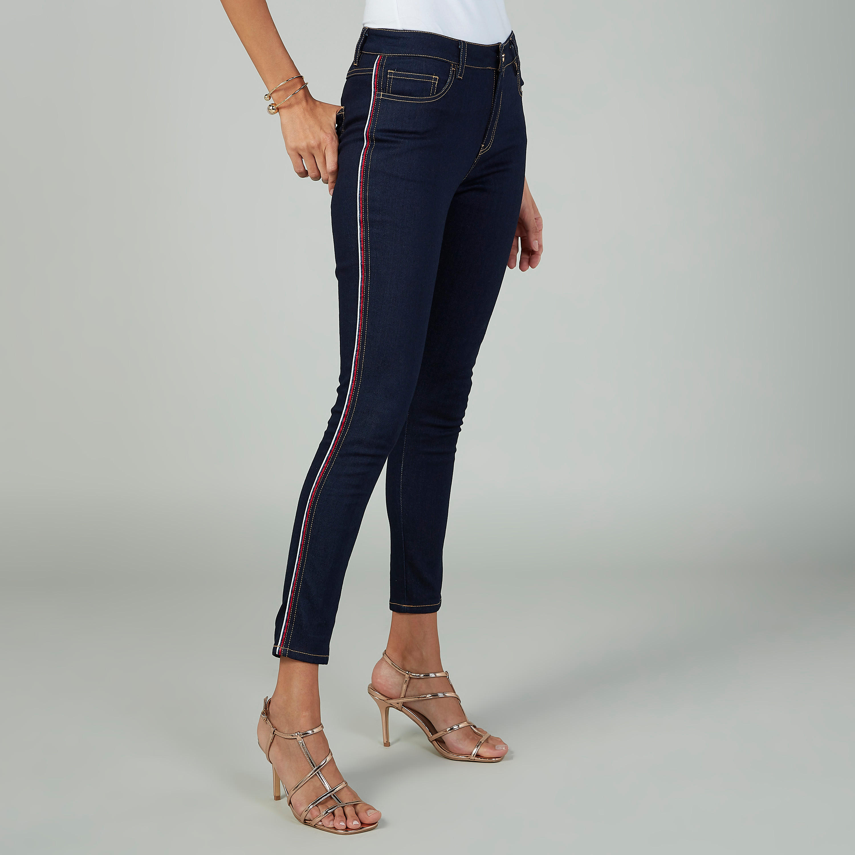 بنطلون جينز سكيني قصير سادة بخصر متوسط الإرتفاع وجيوب-women-clothing-bottoms-jeans-image-3
