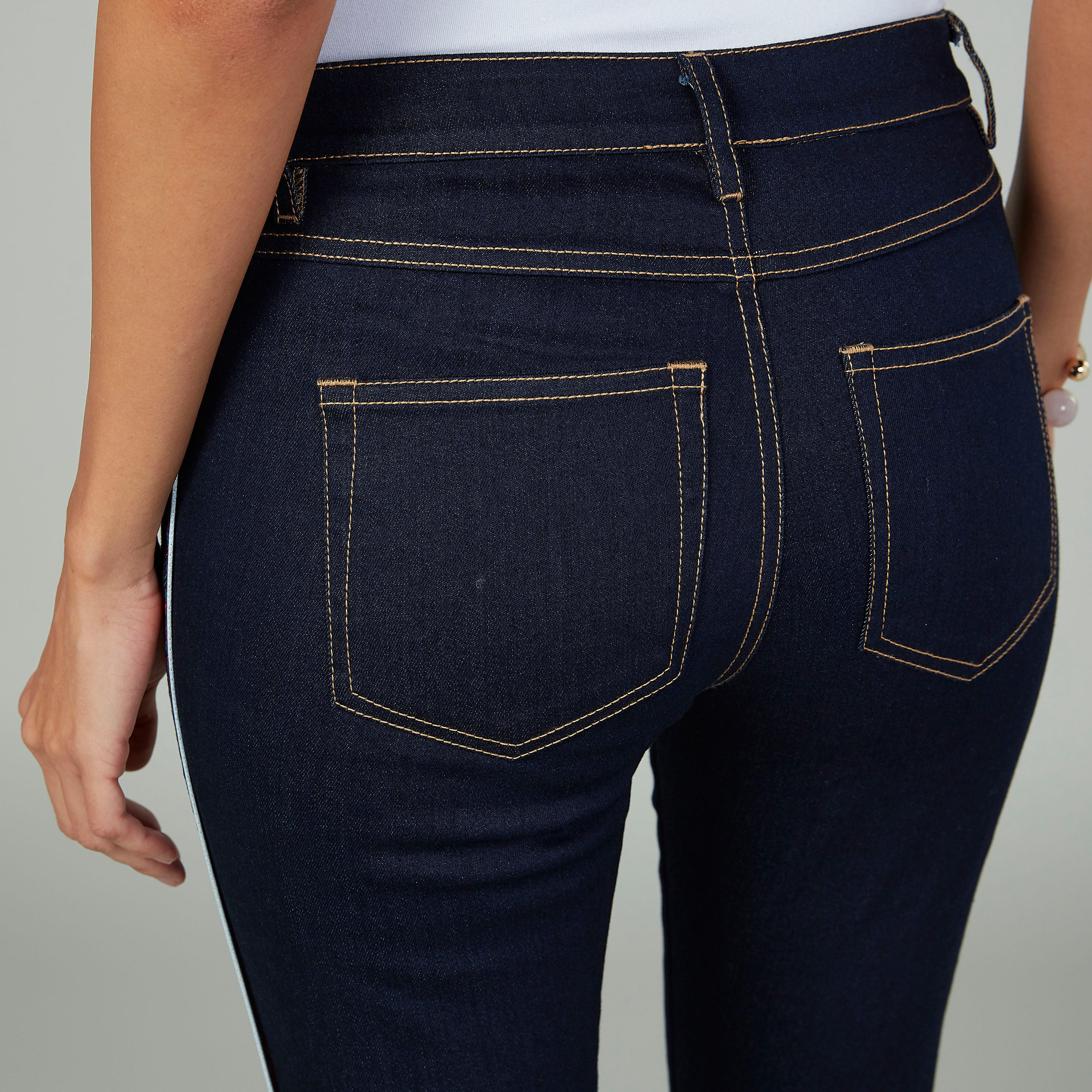 بنطلون جينز سكيني قصير سادة بخصر متوسط الإرتفاع وجيوب-women-clothing-bottoms-jeans-image-4