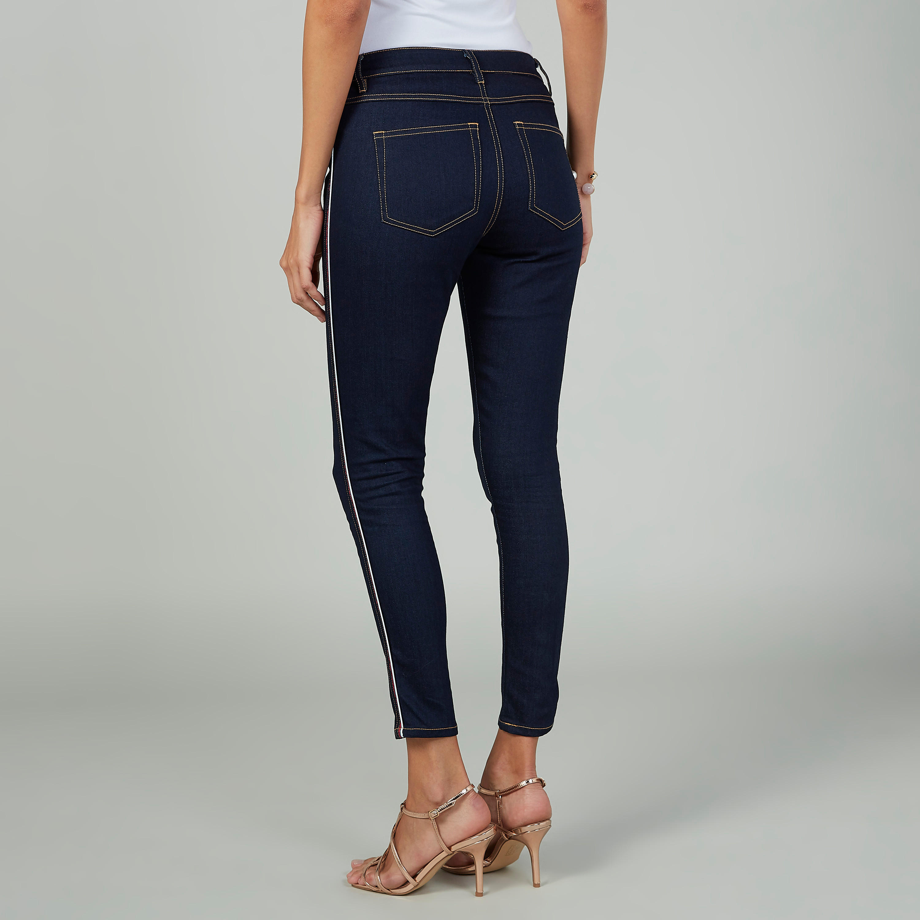 بنطلون جينز سكيني قصير سادة بخصر متوسط الإرتفاع وجيوب-women-clothing-bottoms-jeans-image-5