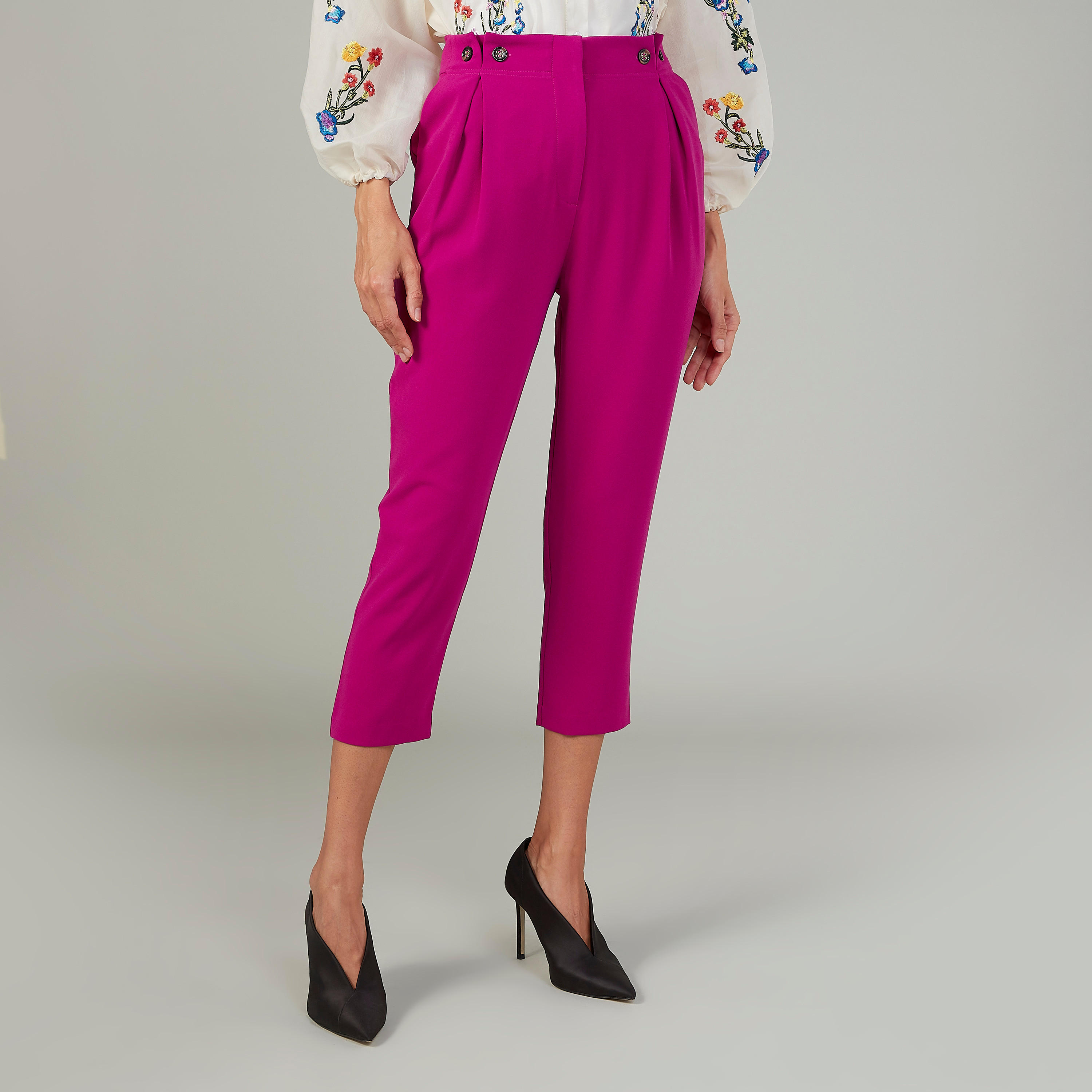 بنطلون سادة قصير بقصّة سليم وخصر متوسط الارتفاع وجيوب-women-clothing-bottoms-trousers-image-1