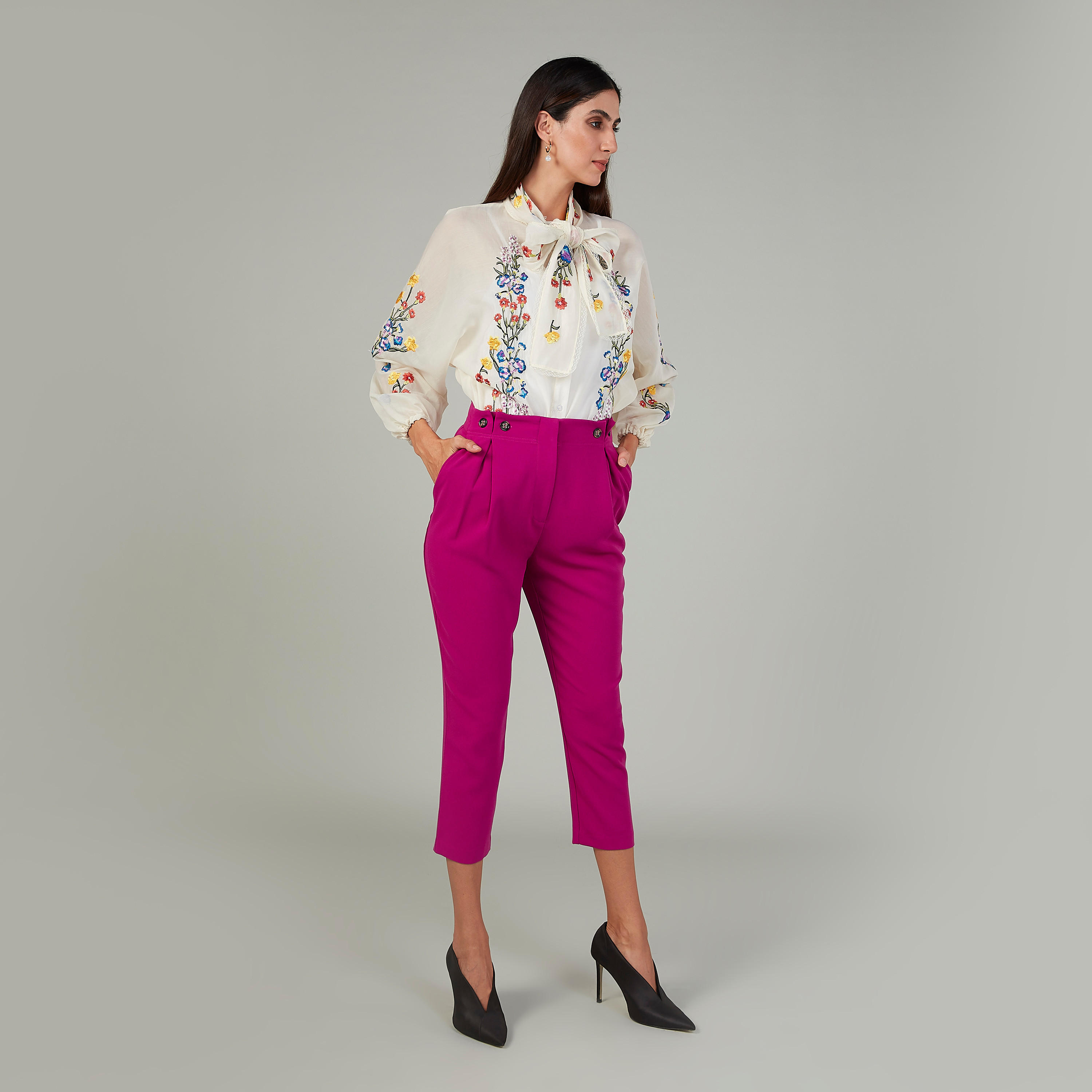 بنطلون سادة قصير بقصّة سليم وخصر متوسط الارتفاع وجيوب-women-clothing-bottoms-trousers-image-2