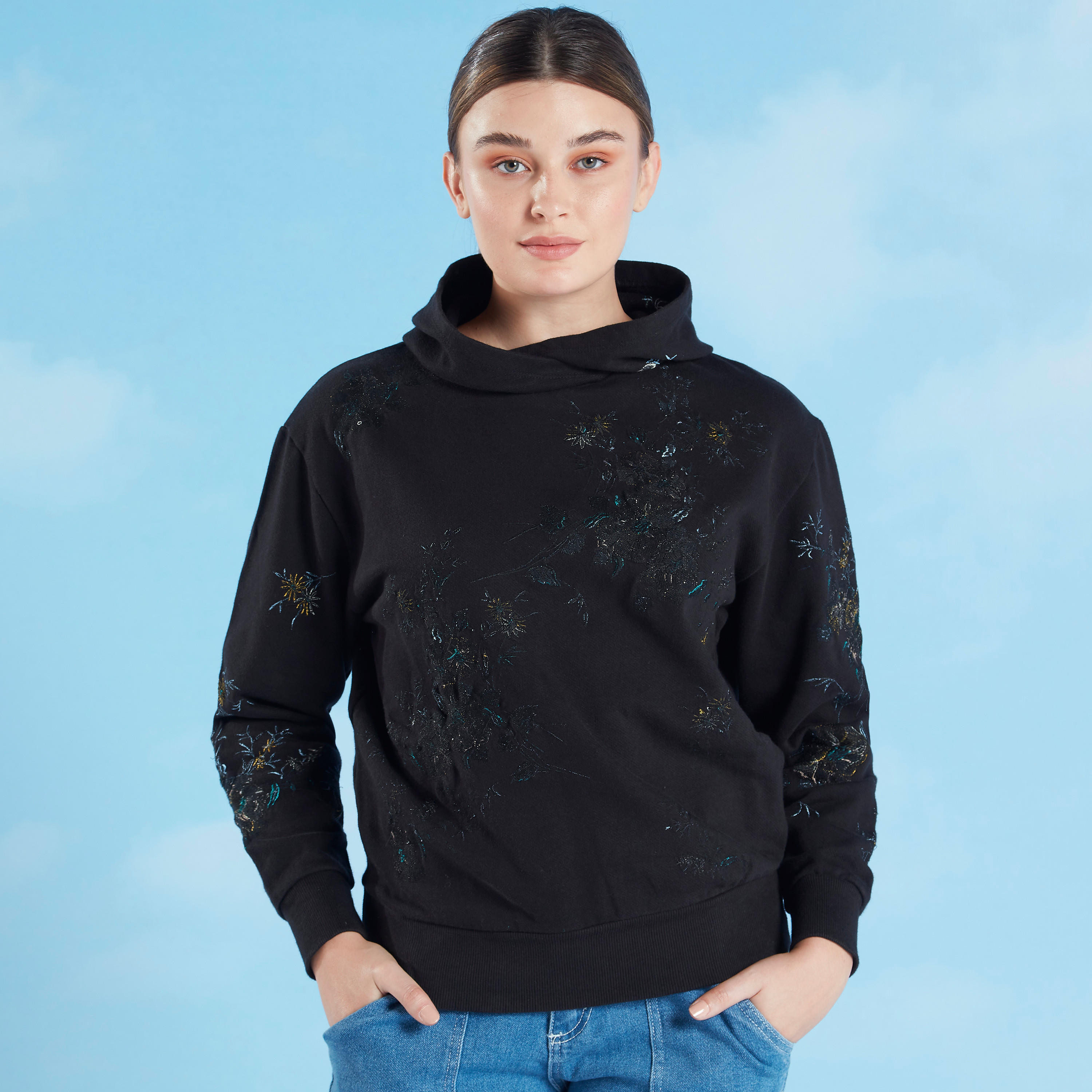سويت شيرت مُطرّز بأكمام طويلة وقبعة-women-winterwear-hoodiesandsweatshirts-sweatshirts-image-1