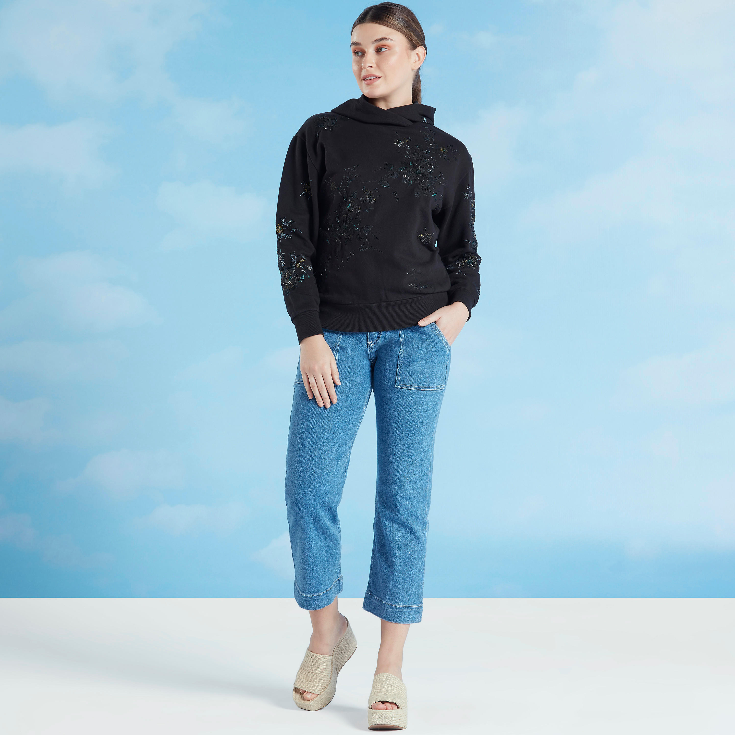 سويت شيرت مُطرّز بأكمام طويلة وقبعة-women-winterwear-hoodiesandsweatshirts-sweatshirts-image-2