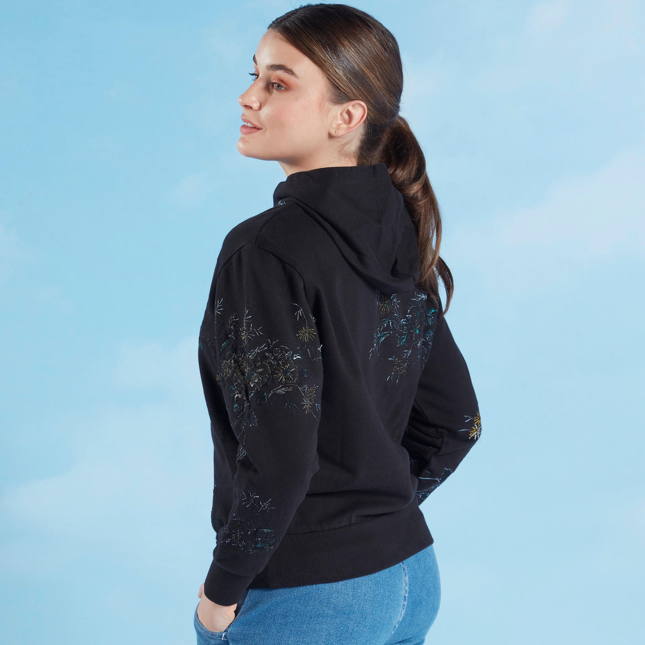 سويت شيرت مُطرّز بأكمام طويلة وقبعة-women-winterwear-hoodiesandsweatshirts-sweatshirts-image-3
