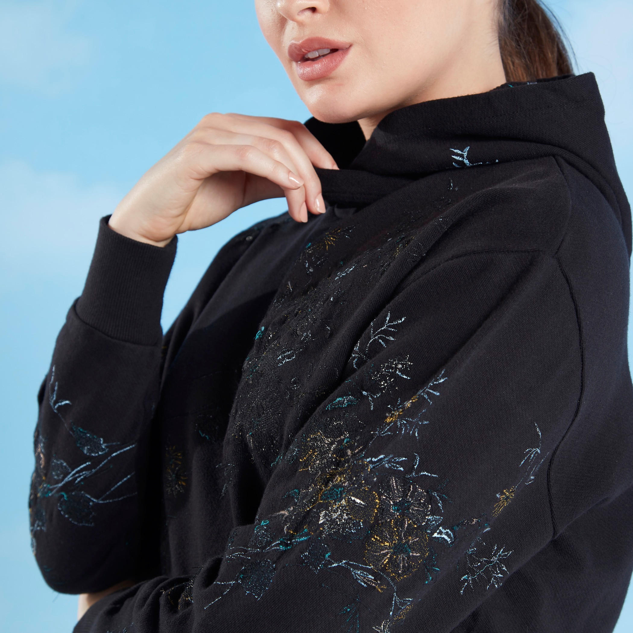 سويت شيرت مُطرّز بأكمام طويلة وقبعة-women-winterwear-hoodiesandsweatshirts-sweatshirts-image-5