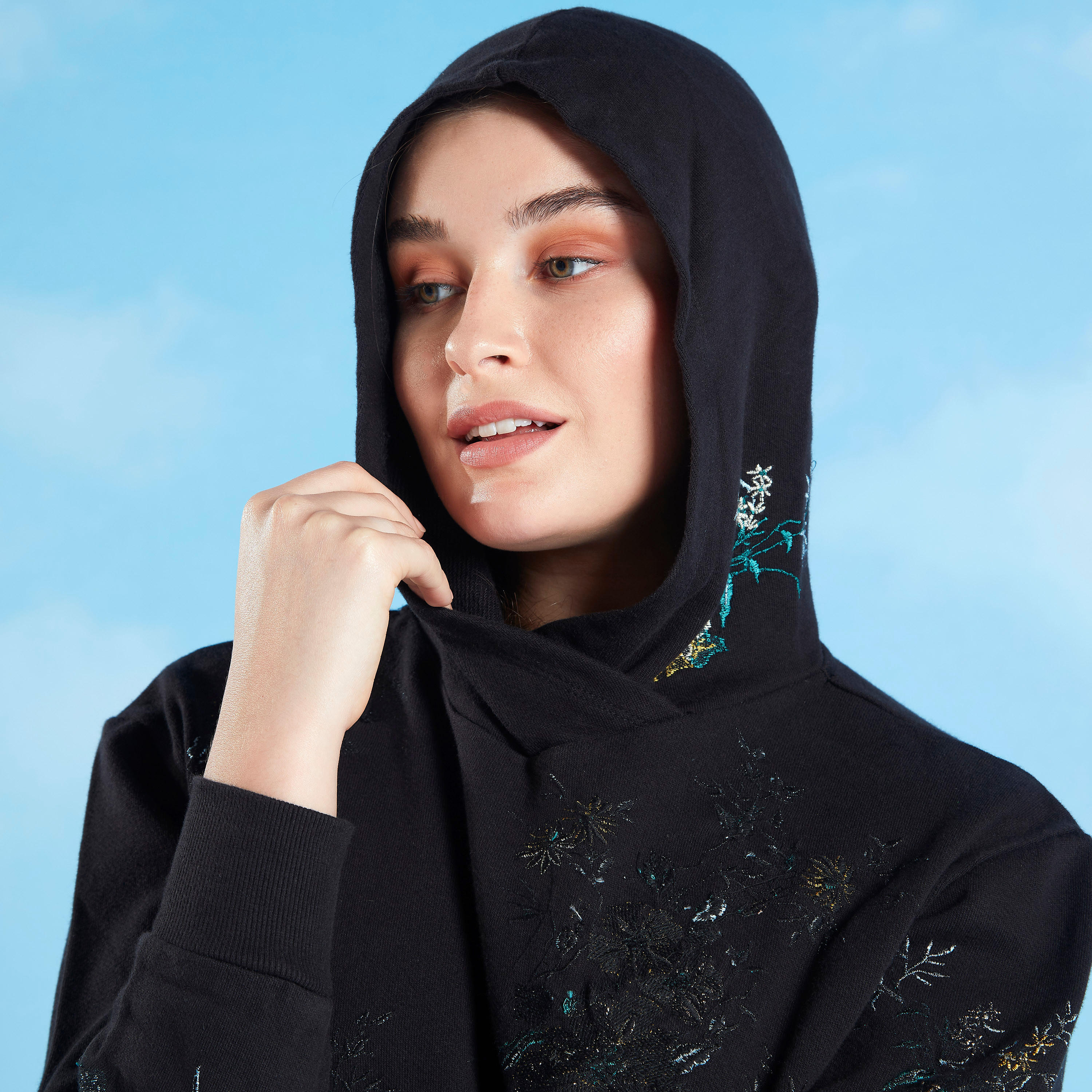 سويت شيرت مُطرّز بأكمام طويلة وقبعة-women-winterwear-hoodiesandsweatshirts-sweatshirts-image-6