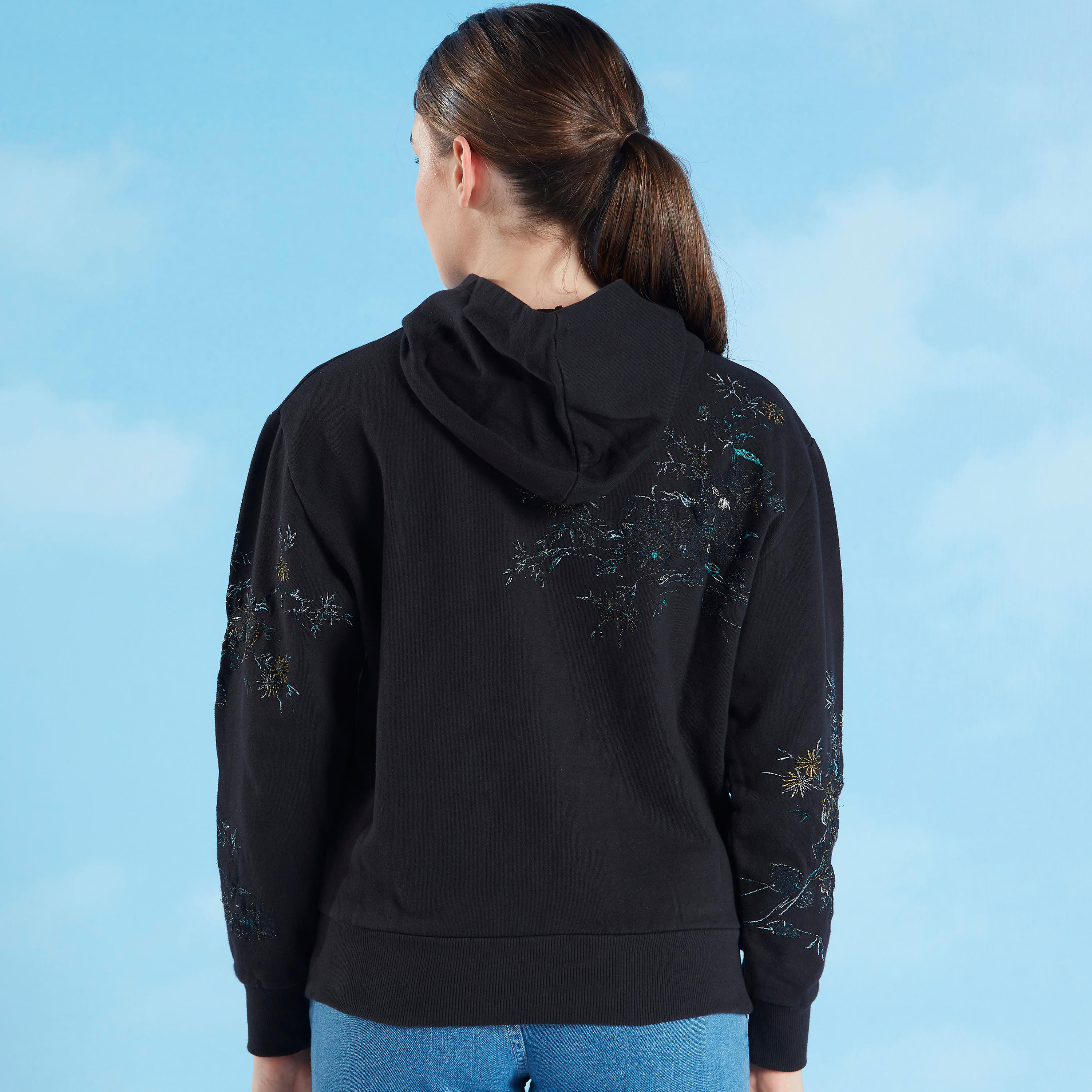 سويت شيرت مُطرّز بأكمام طويلة وقبعة-women-winterwear-hoodiesandsweatshirts-sweatshirts-image-7