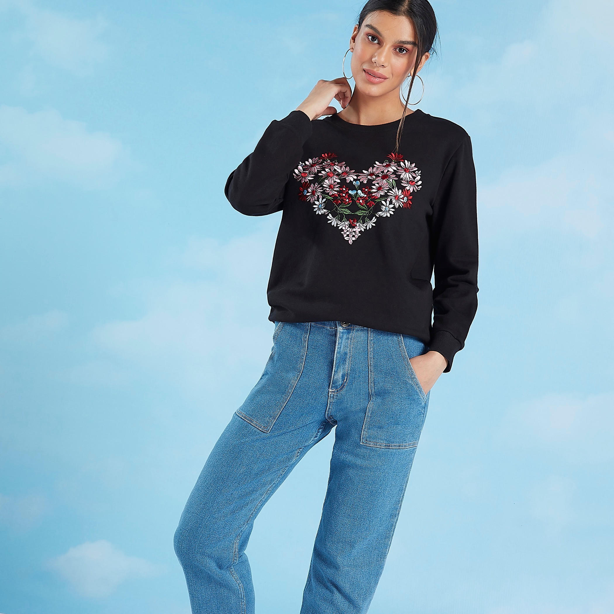 سويت شيرت مُطرّز بأكمام طويلة وياقة مستديرة-women-winterwear-hoodiesandsweatshirts-sweatshirts-image-1