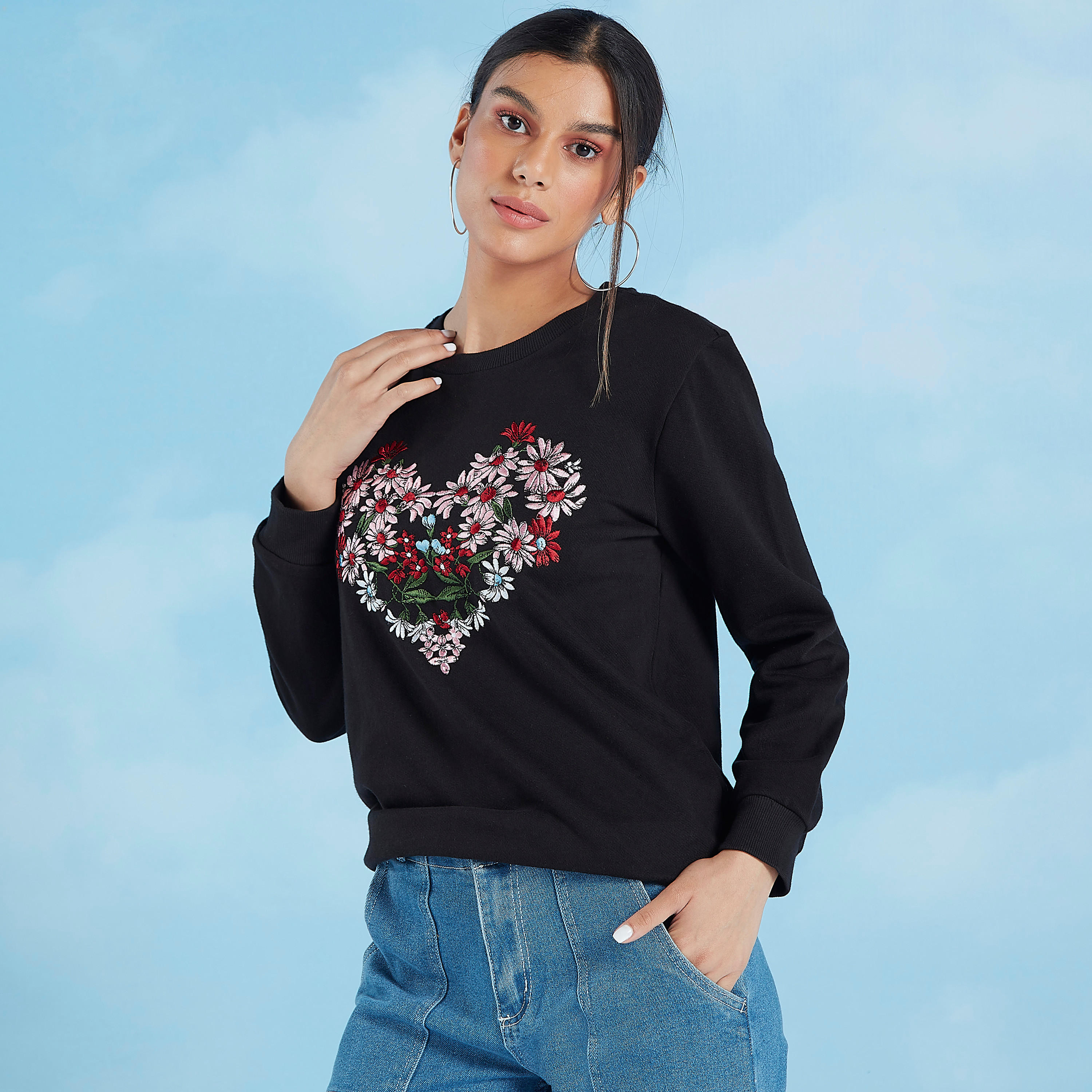 سويت شيرت مُطرّز بأكمام طويلة وياقة مستديرة-women-winterwear-hoodiesandsweatshirts-sweatshirts-image-2