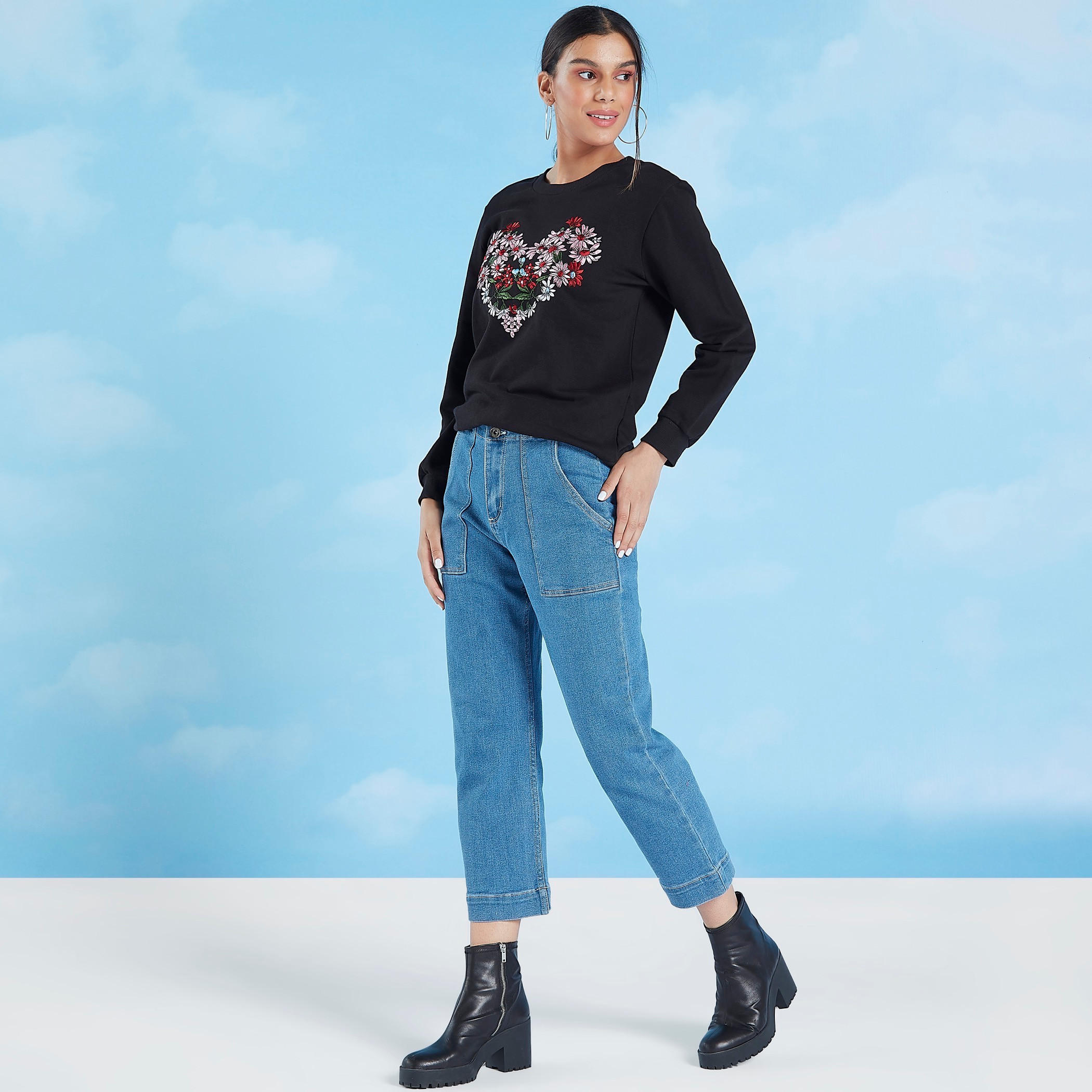 سويت شيرت مُطرّز بأكمام طويلة وياقة مستديرة-women-winterwear-hoodiesandsweatshirts-sweatshirts-image-3