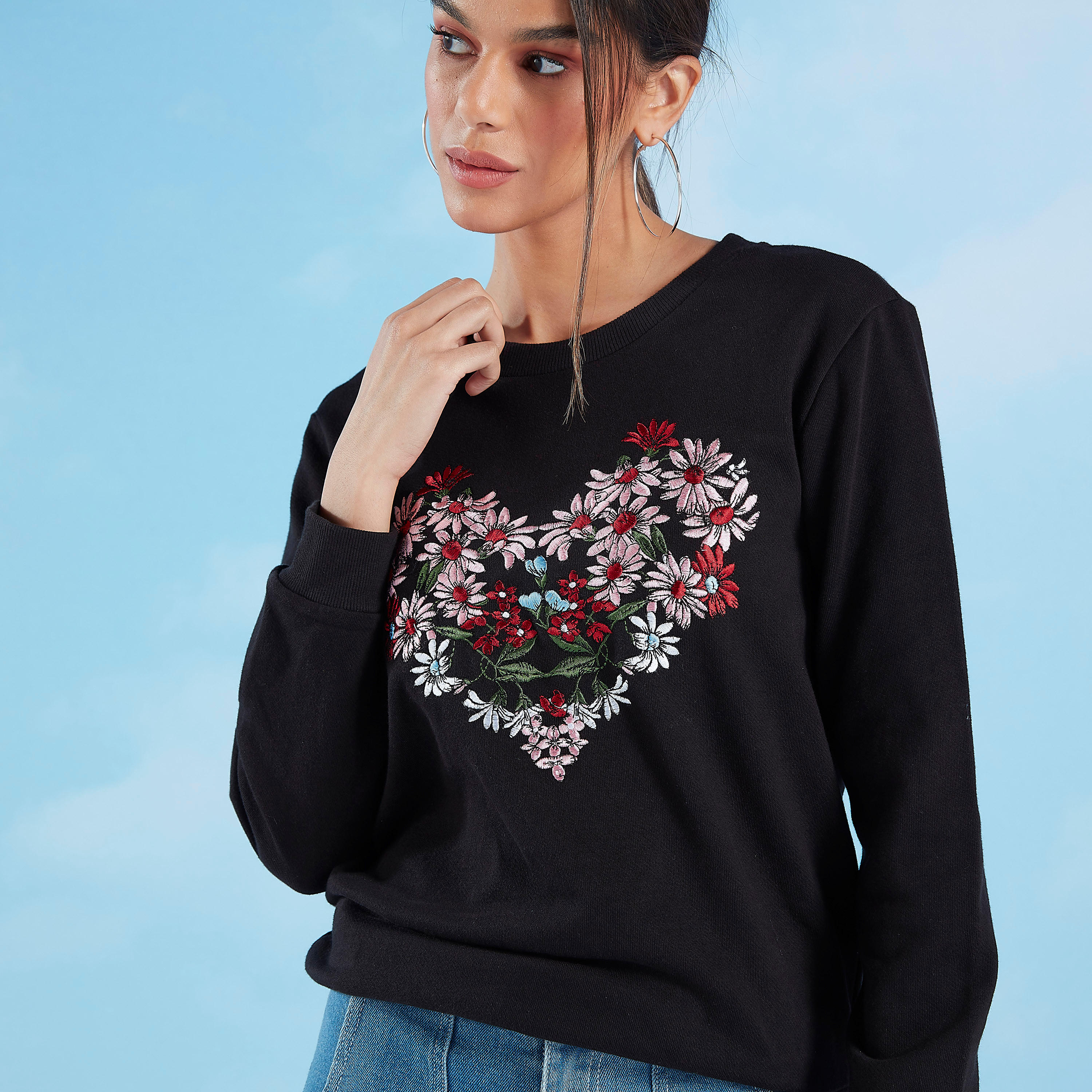 سويت شيرت مُطرّز بأكمام طويلة وياقة مستديرة-women-winterwear-hoodiesandsweatshirts-sweatshirts-image-4