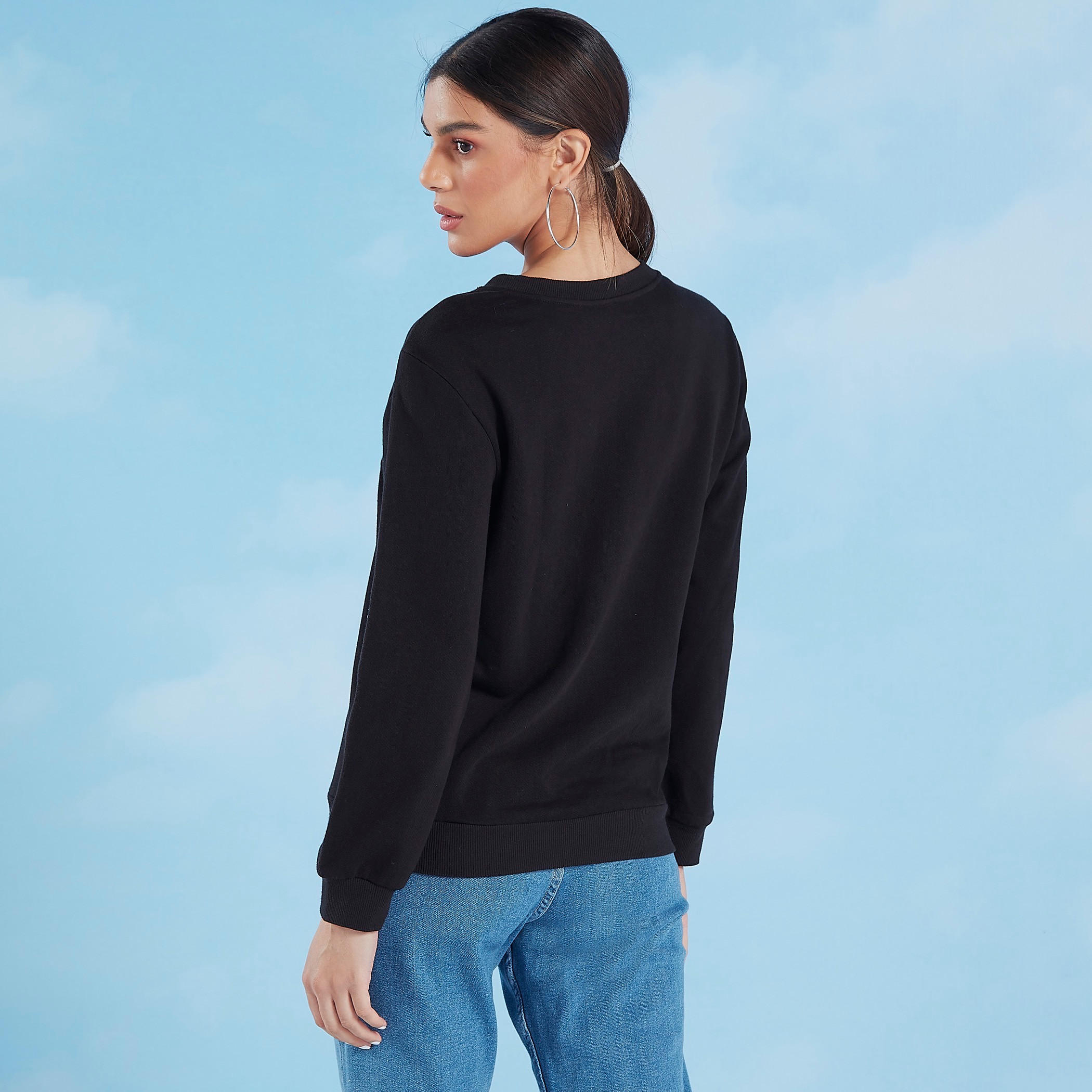 سويت شيرت مُطرّز بأكمام طويلة وياقة مستديرة-women-winterwear-hoodiesandsweatshirts-sweatshirts-image-5