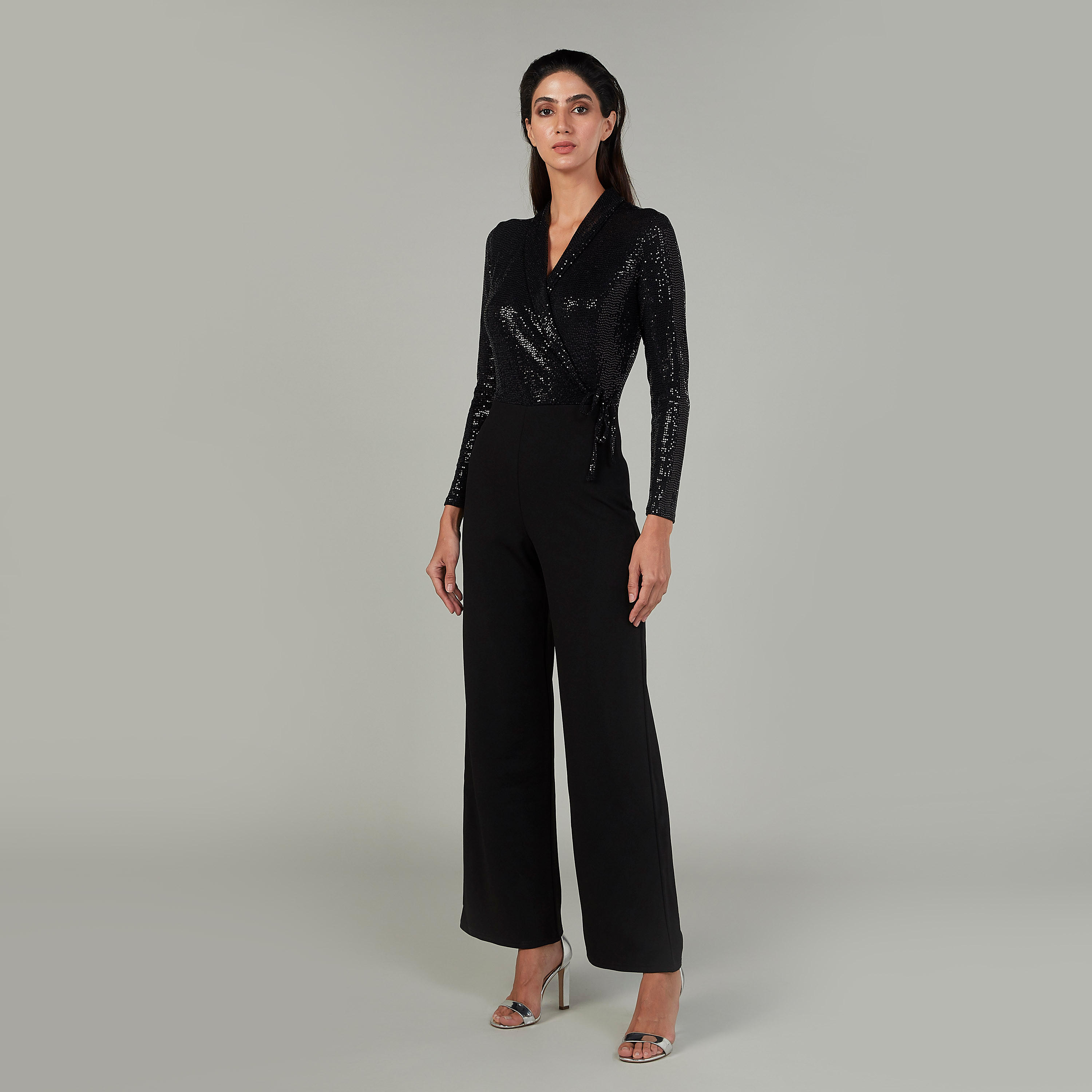 أفرول مزيّن بأكمام طويلة بياقة V وتطريز-women-clothing-jumpsuits-image-1