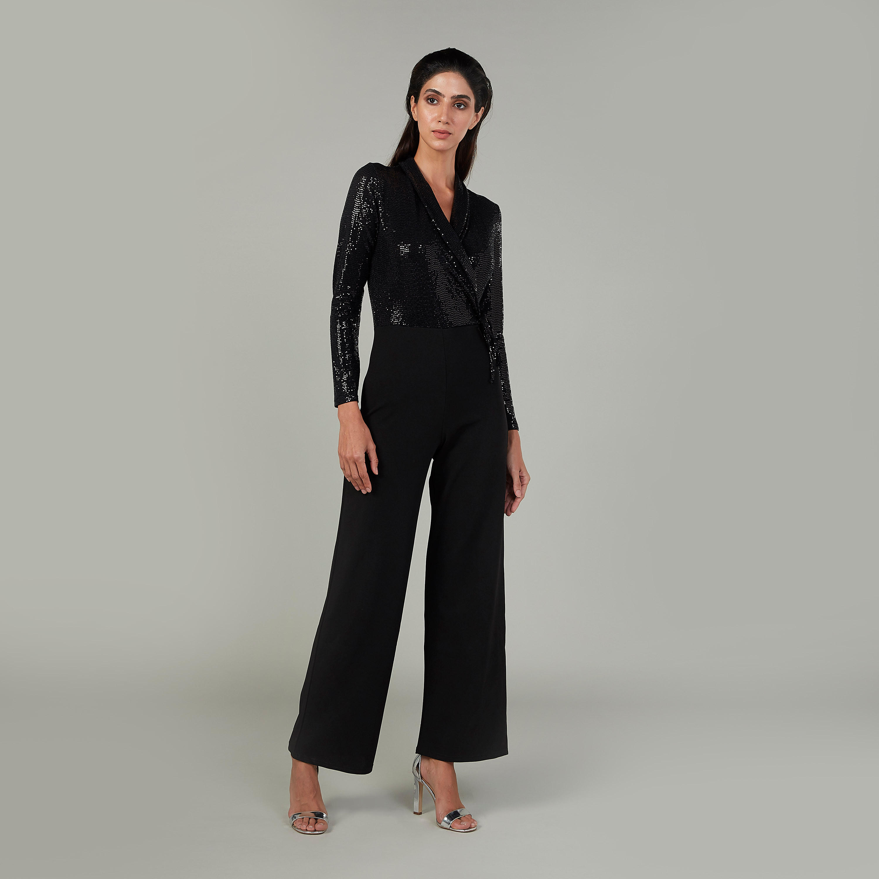 أفرول مزيّن بأكمام طويلة بياقة V وتطريز-women-clothing-jumpsuits-image-2