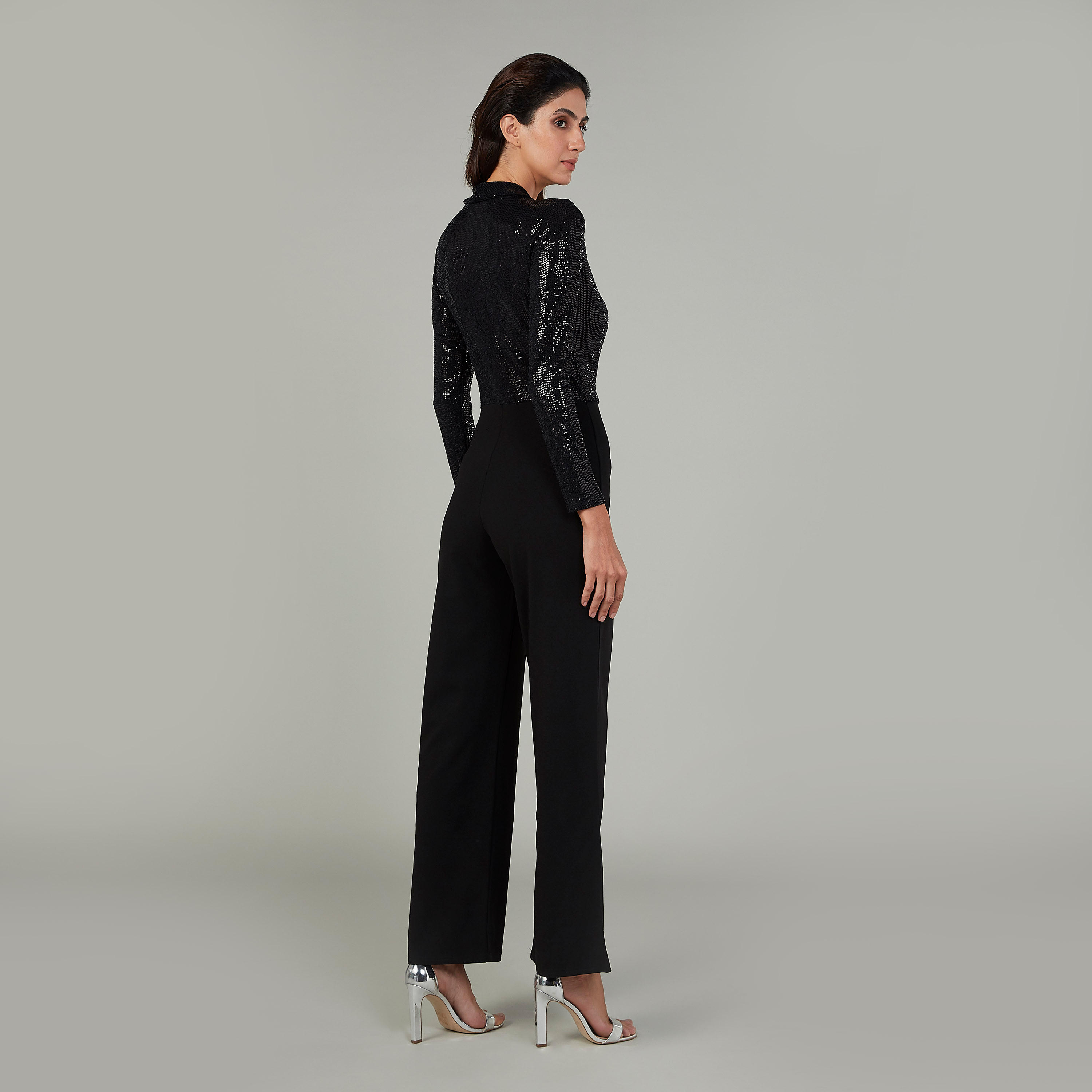 أفرول مزيّن بأكمام طويلة بياقة V وتطريز-women-clothing-jumpsuits-image-4
