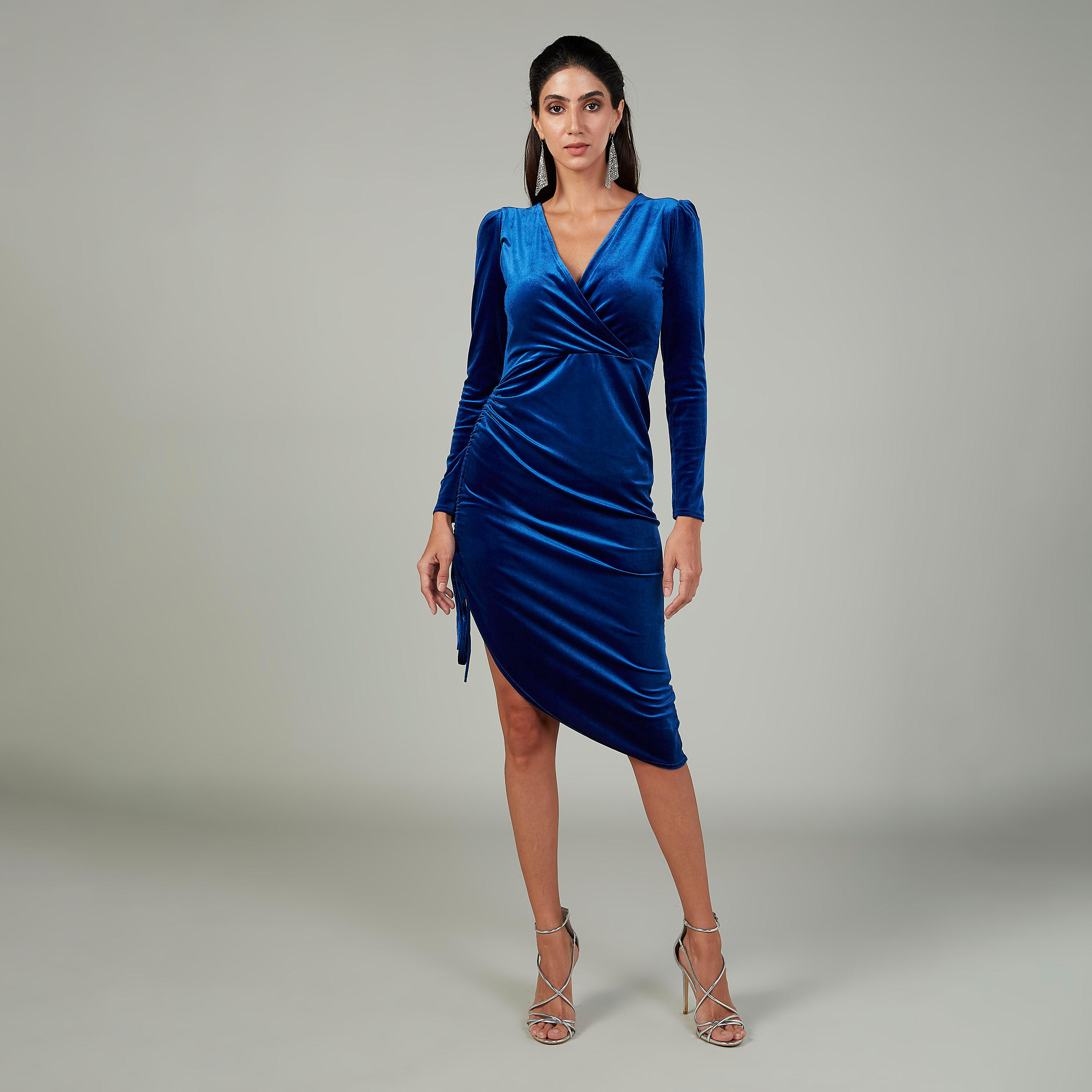 فستان بقصة ضيقة سادة متوسط الطول بأكمام طويل  وياقة V-women-clothing-dresses-image-1