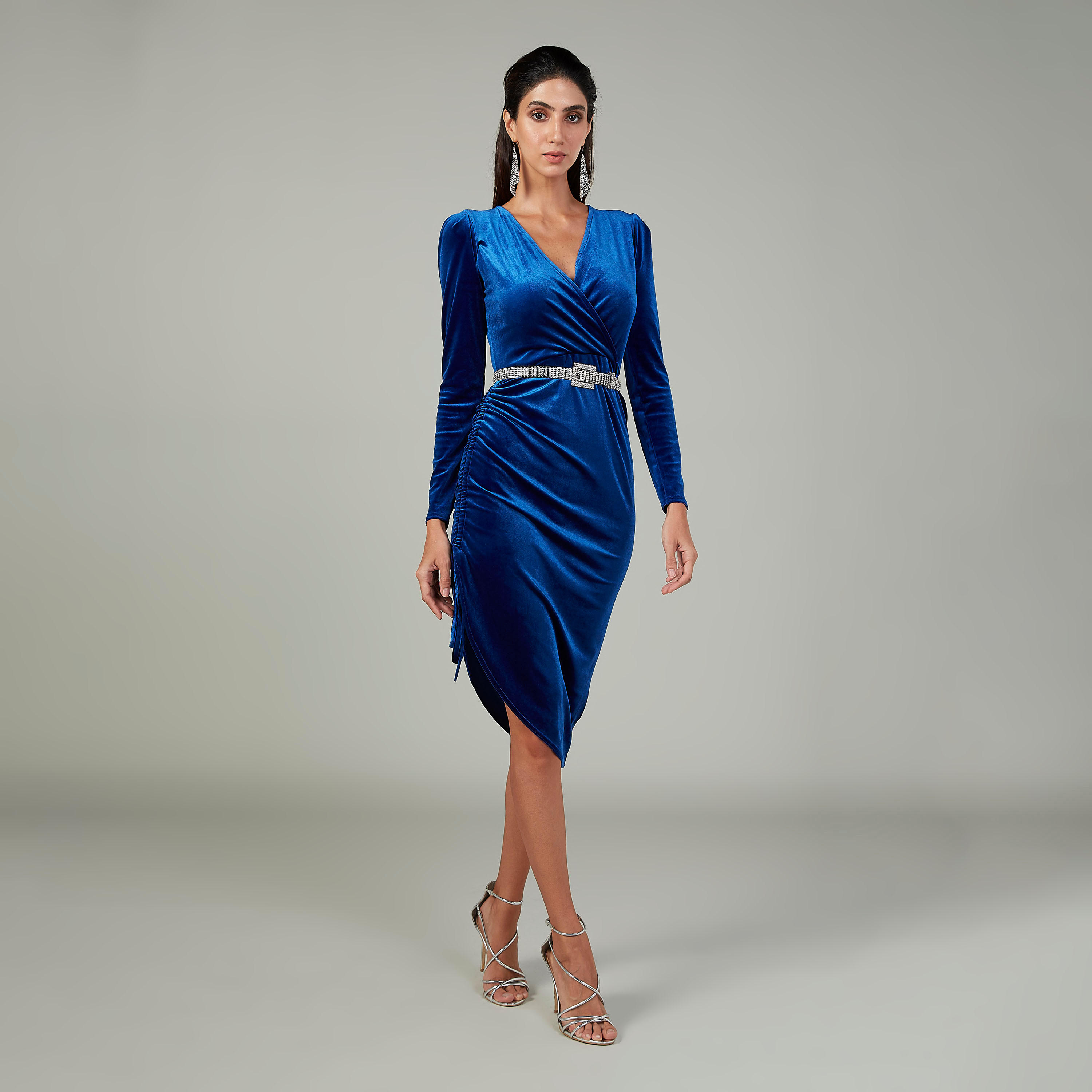 فستان بقصة ضيقة سادة متوسط الطول بأكمام طويل  وياقة V-women-clothing-dresses-image-2