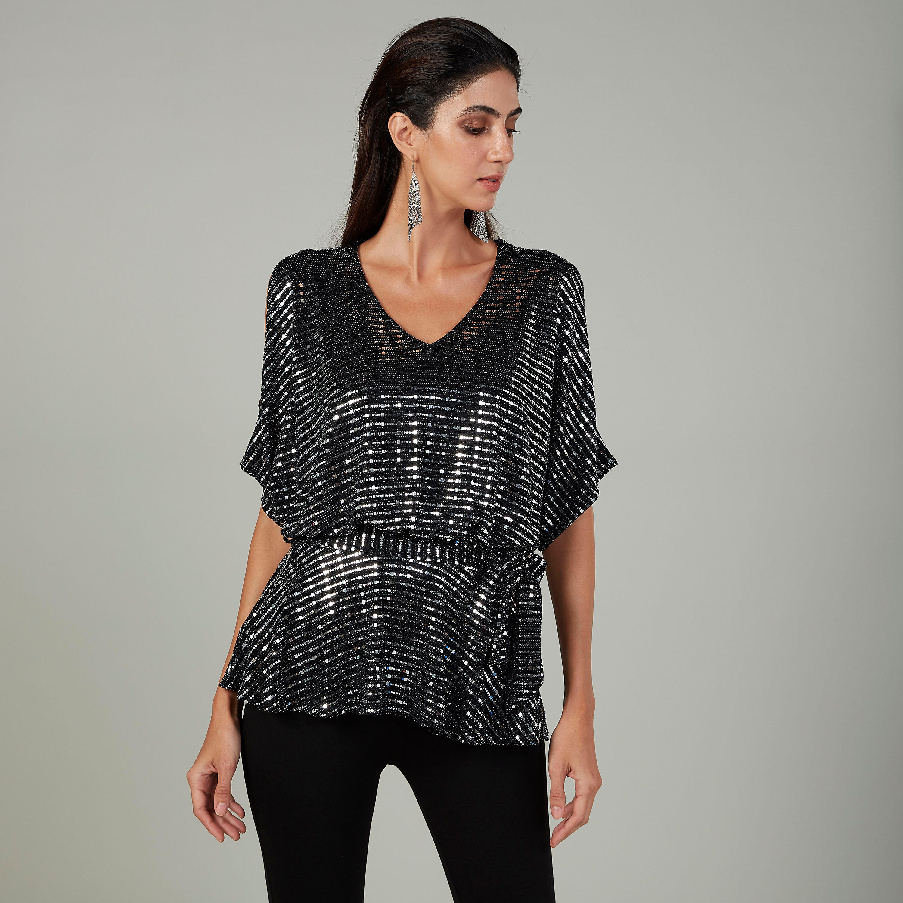 بلوزة مزينة بياقة V وأكمام 3/4-women-clothing-shirtsandblouses-blouses-image-1