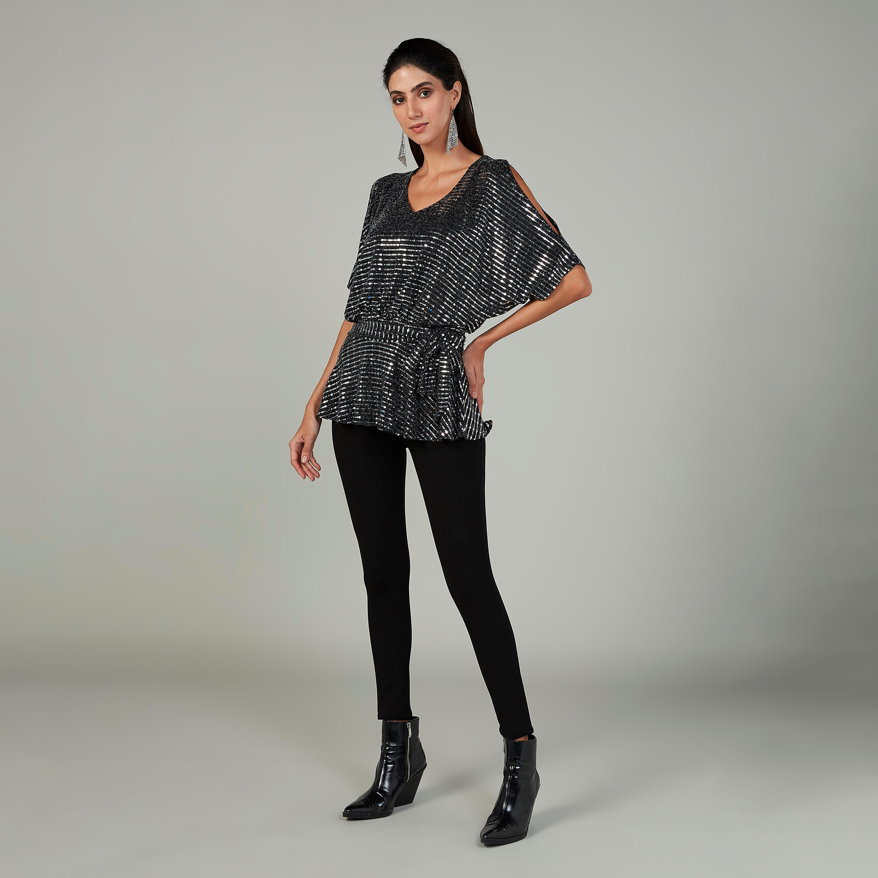 بلوزة مزينة بياقة V وأكمام 3/4-women-clothing-shirtsandblouses-blouses-image-2