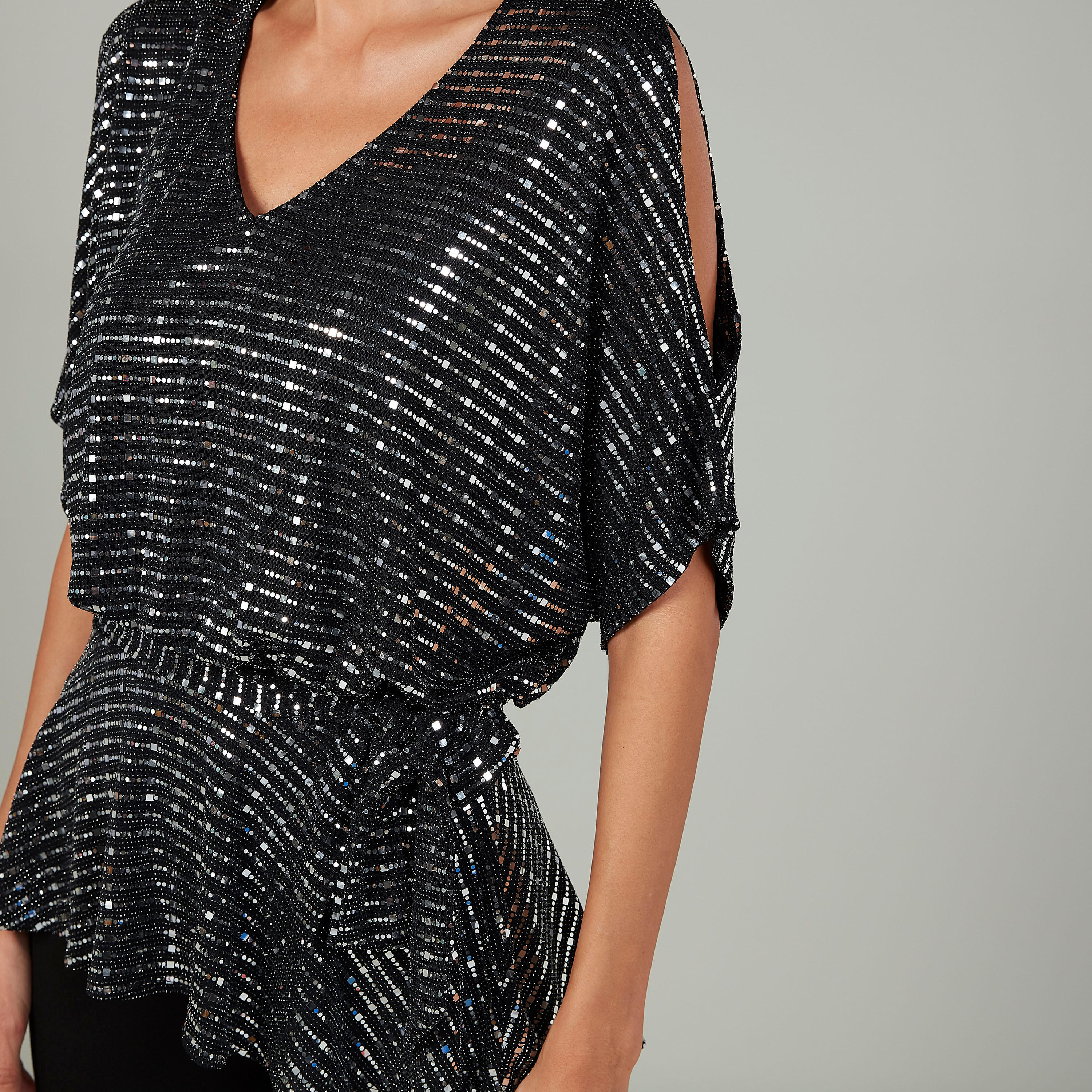 بلوزة مزينة بياقة V وأكمام 3/4-women-clothing-shirtsandblouses-blouses-image-3