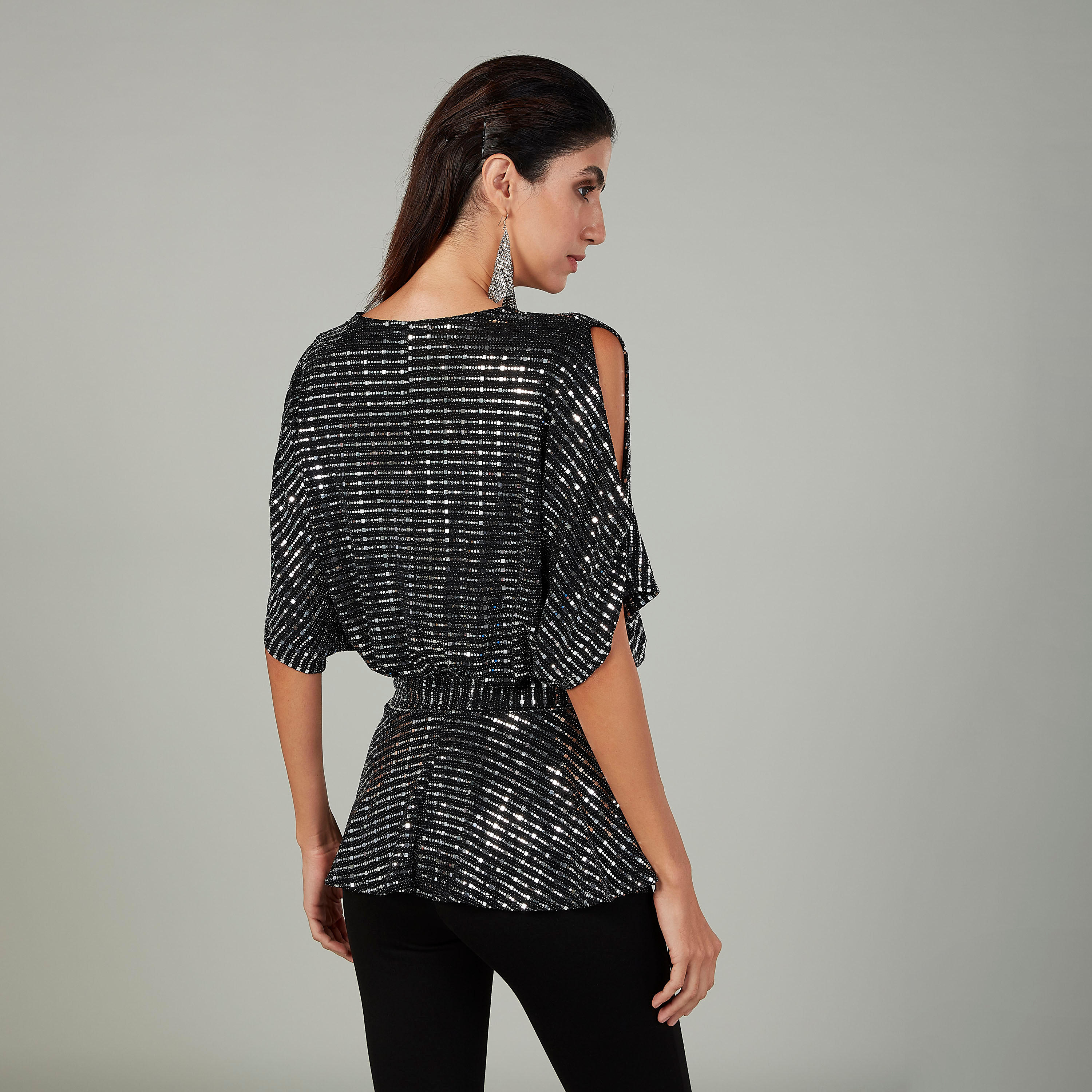 بلوزة مزينة بياقة V وأكمام 3/4-women-clothing-shirtsandblouses-blouses-image-4