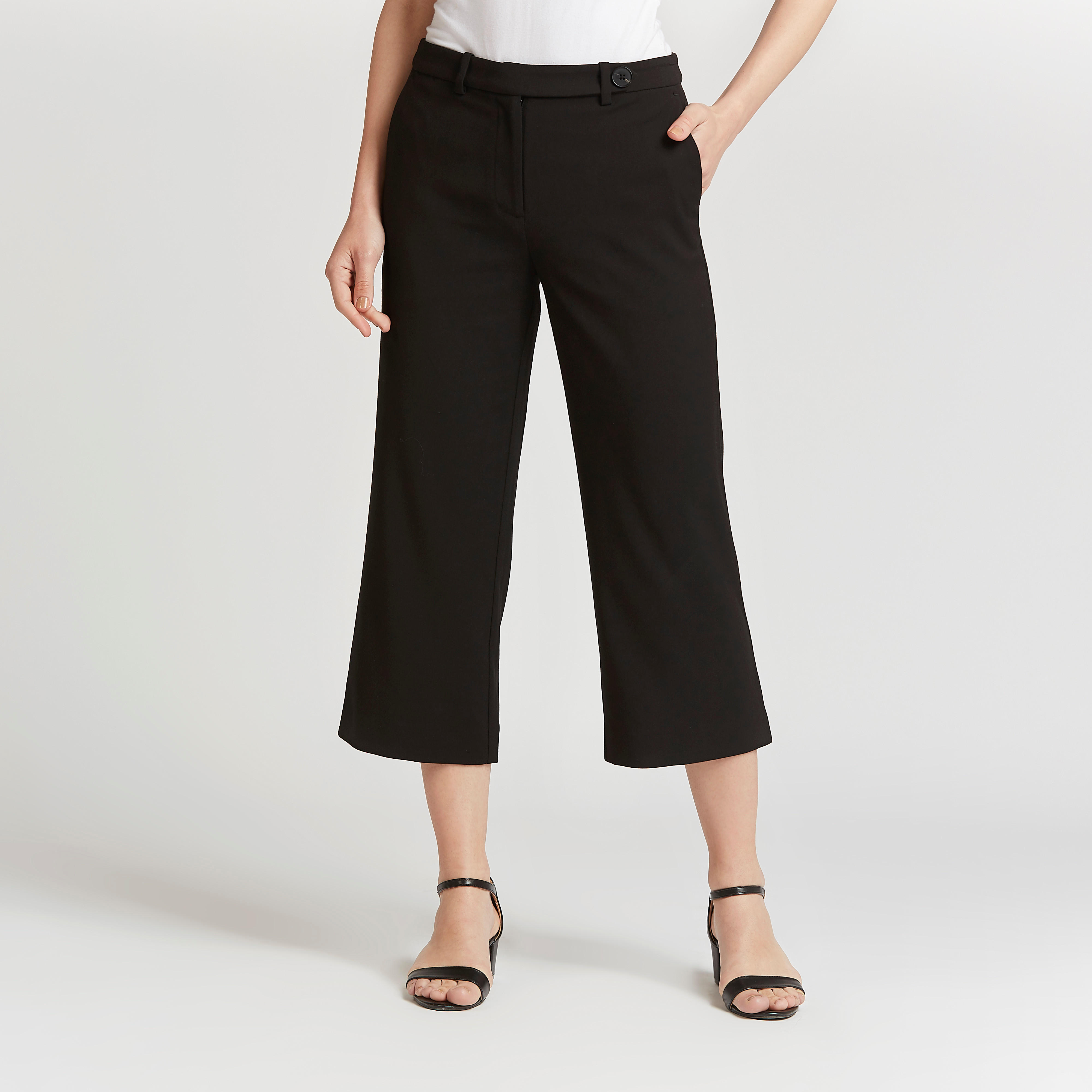 بنطلون قصير سادة بخصر متوسّط الارتفاع بتفاصيل جيوب وعراوي-women-clothing-bottoms-trousers-image-1