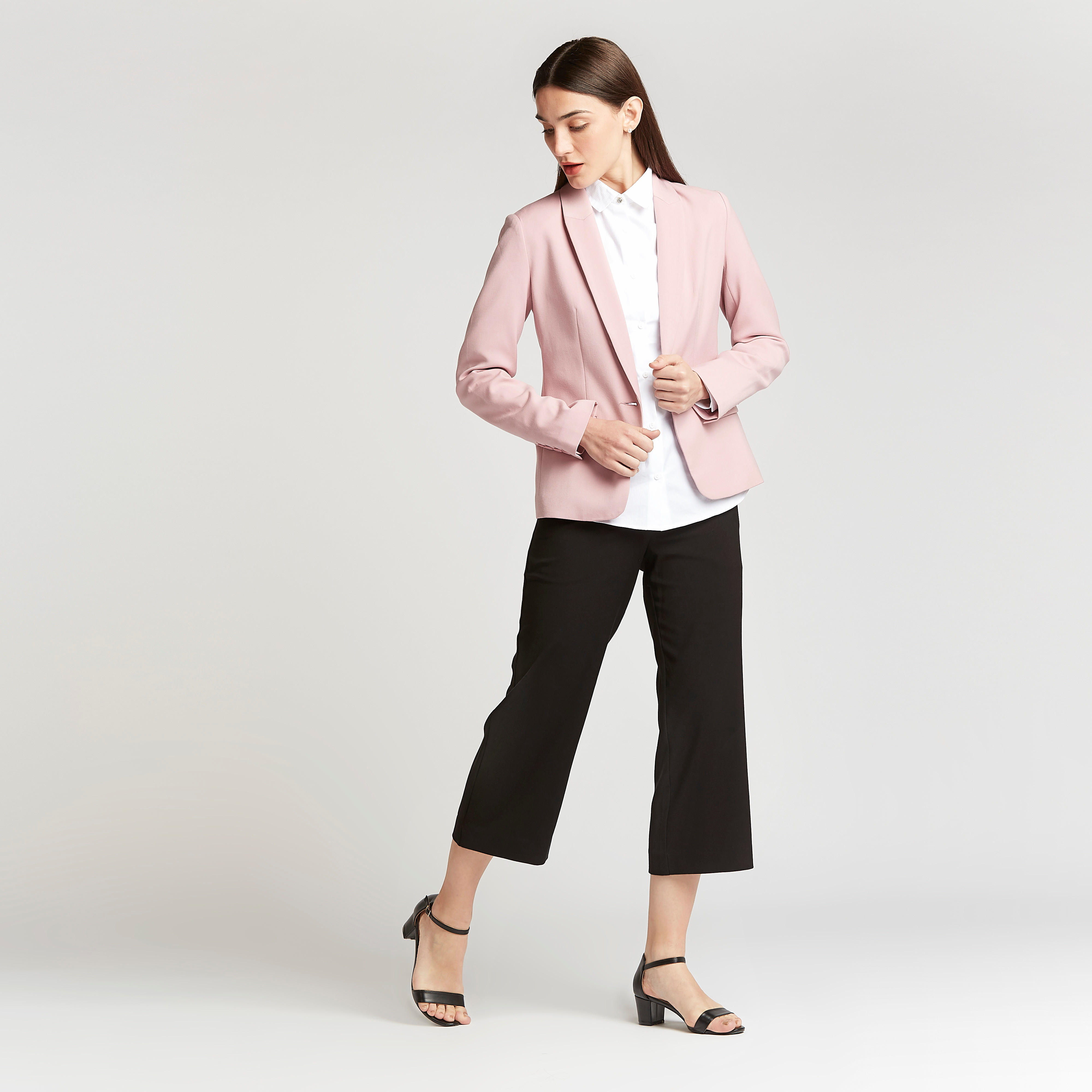 بنطلون قصير سادة بخصر متوسّط الارتفاع بتفاصيل جيوب وعراوي-women-clothing-bottoms-trousers-image-2