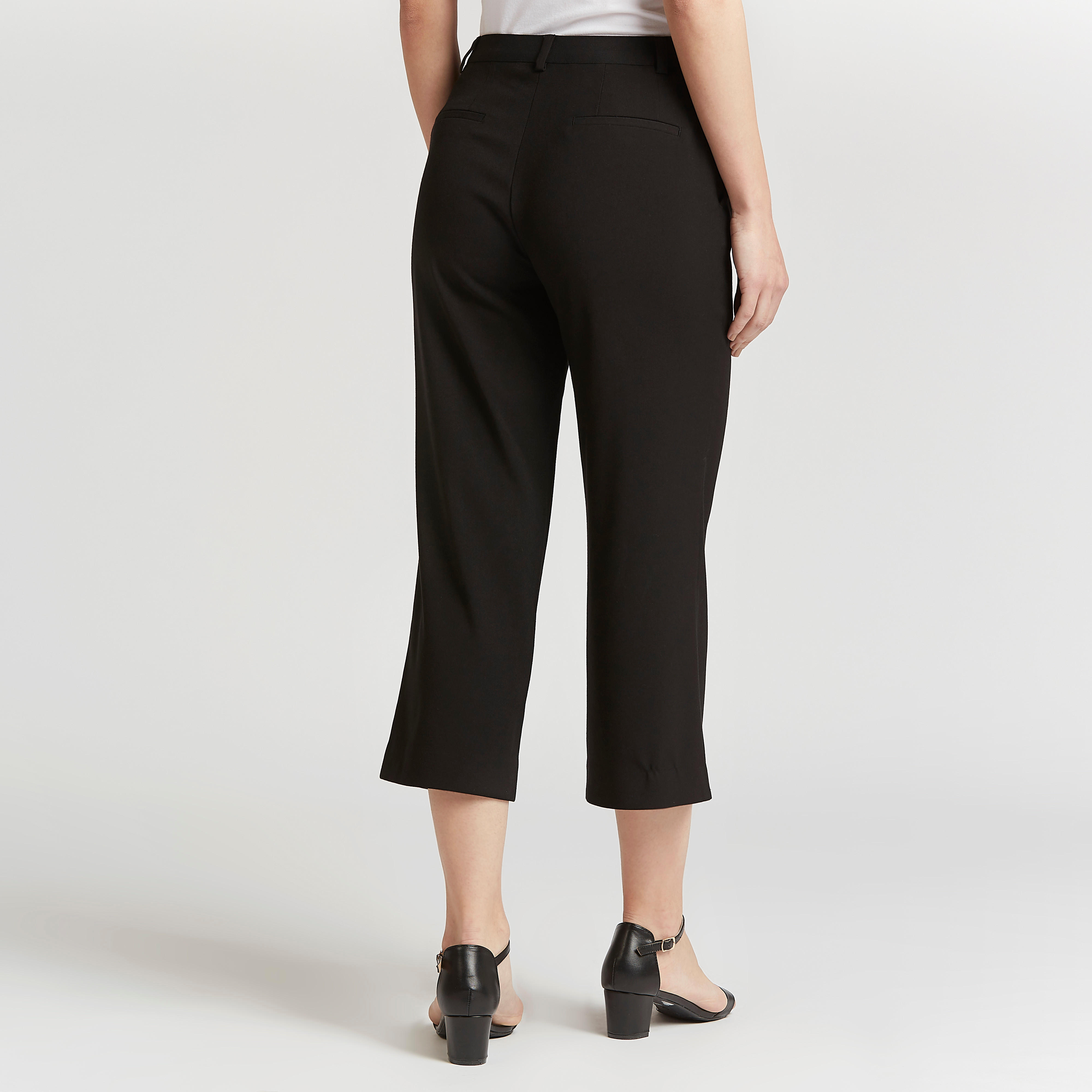 بنطلون قصير سادة بخصر متوسّط الارتفاع بتفاصيل جيوب وعراوي-women-clothing-bottoms-trousers-image-4