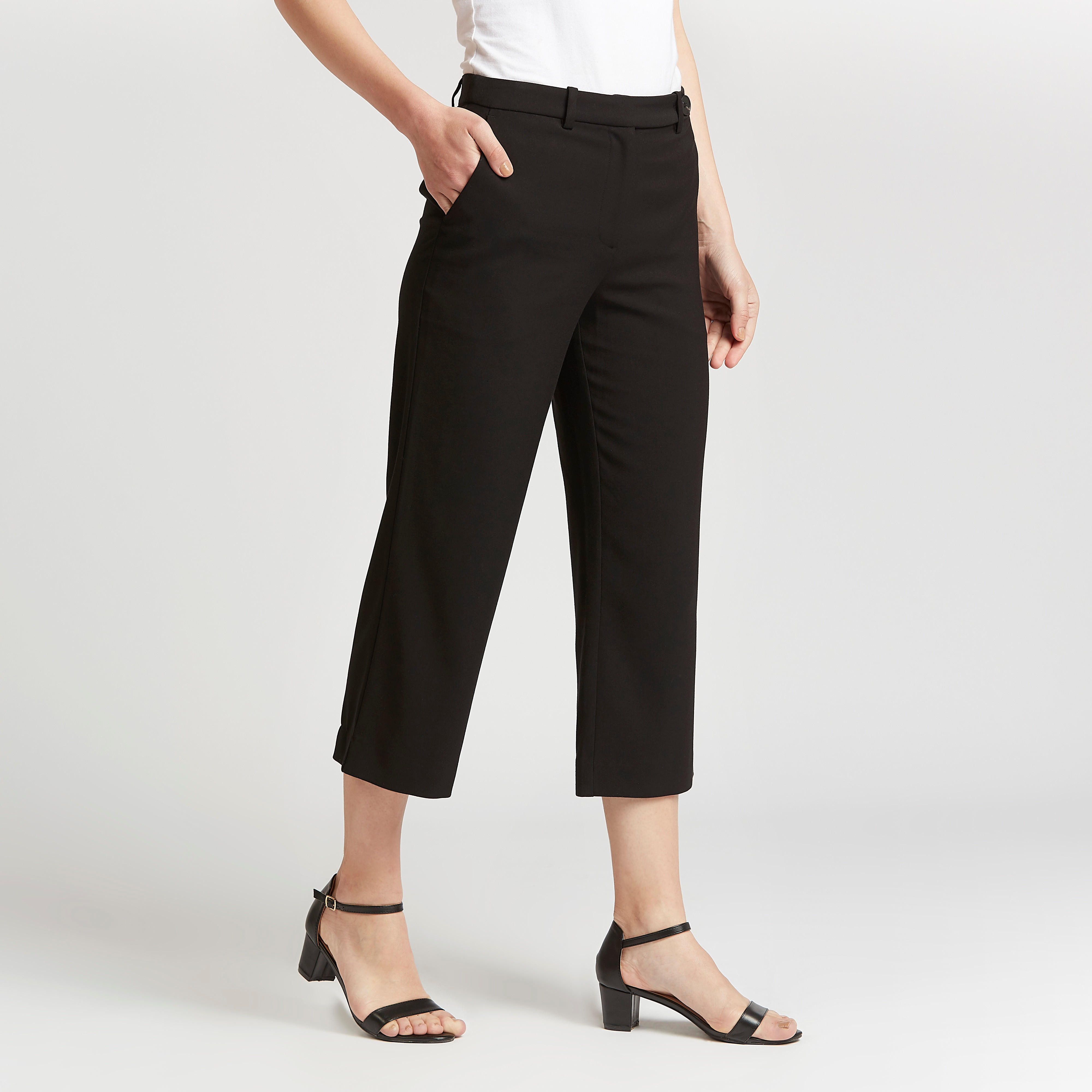 بنطلون قصير سادة بخصر متوسّط الارتفاع بتفاصيل جيوب وعراوي-women-clothing-bottoms-trousers-image-5