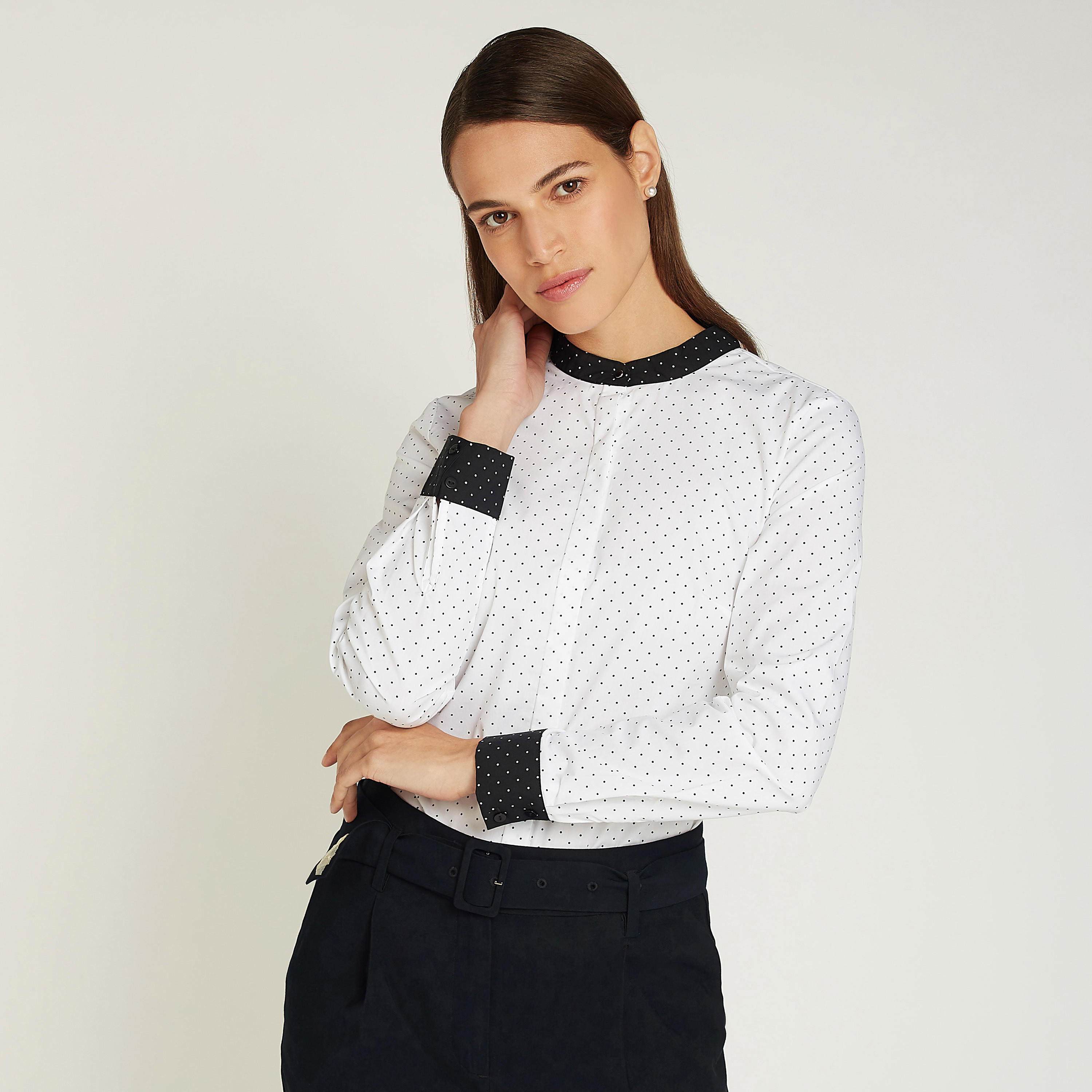 بلوزة مستدامة بياقة ماندارين وأكمام طويلة بطبعات منقطة-women-clothing-shirtsandblouses-blouses-image-1