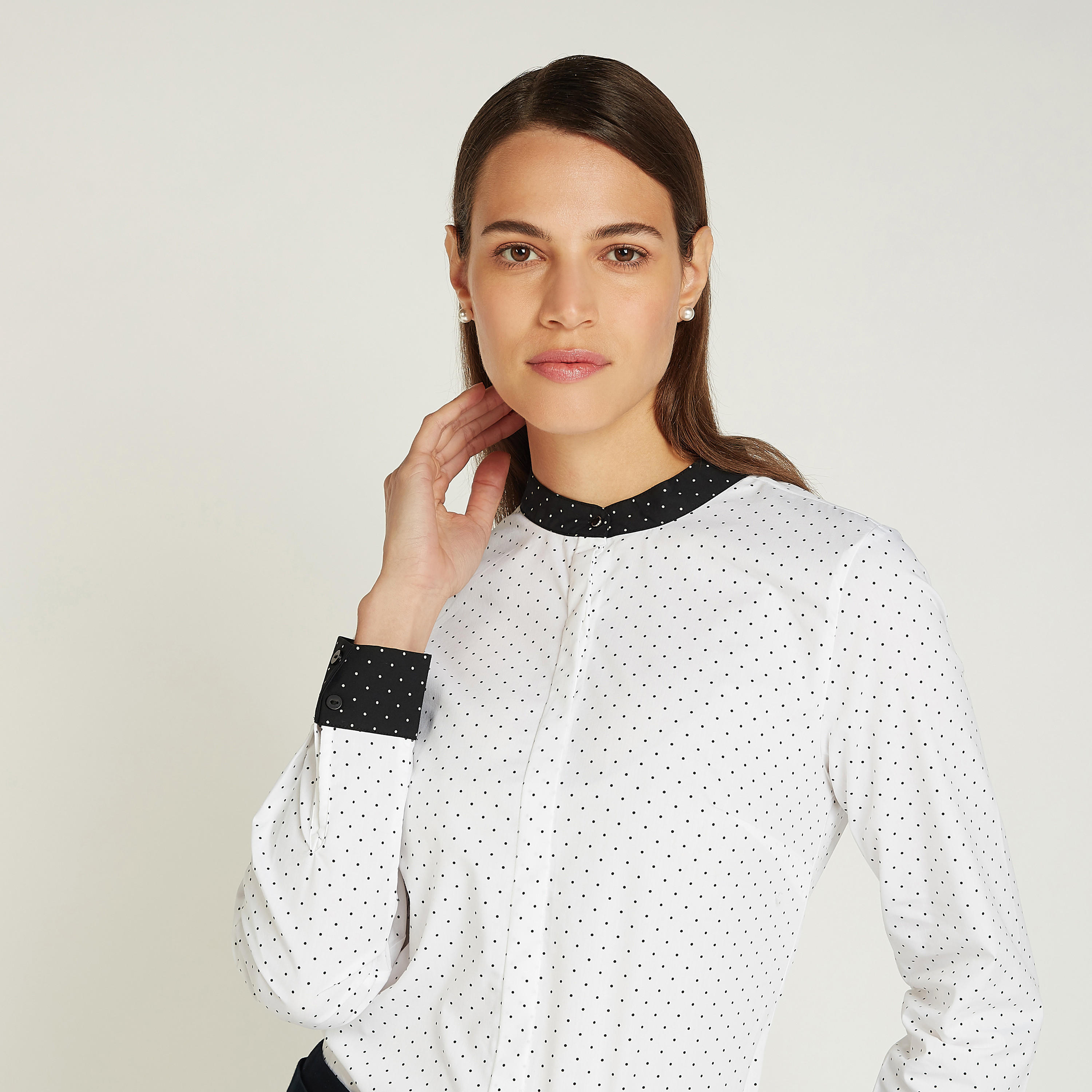 بلوزة مستدامة بياقة ماندارين وأكمام طويلة بطبعات منقطة-women-clothing-shirtsandblouses-blouses-image-3