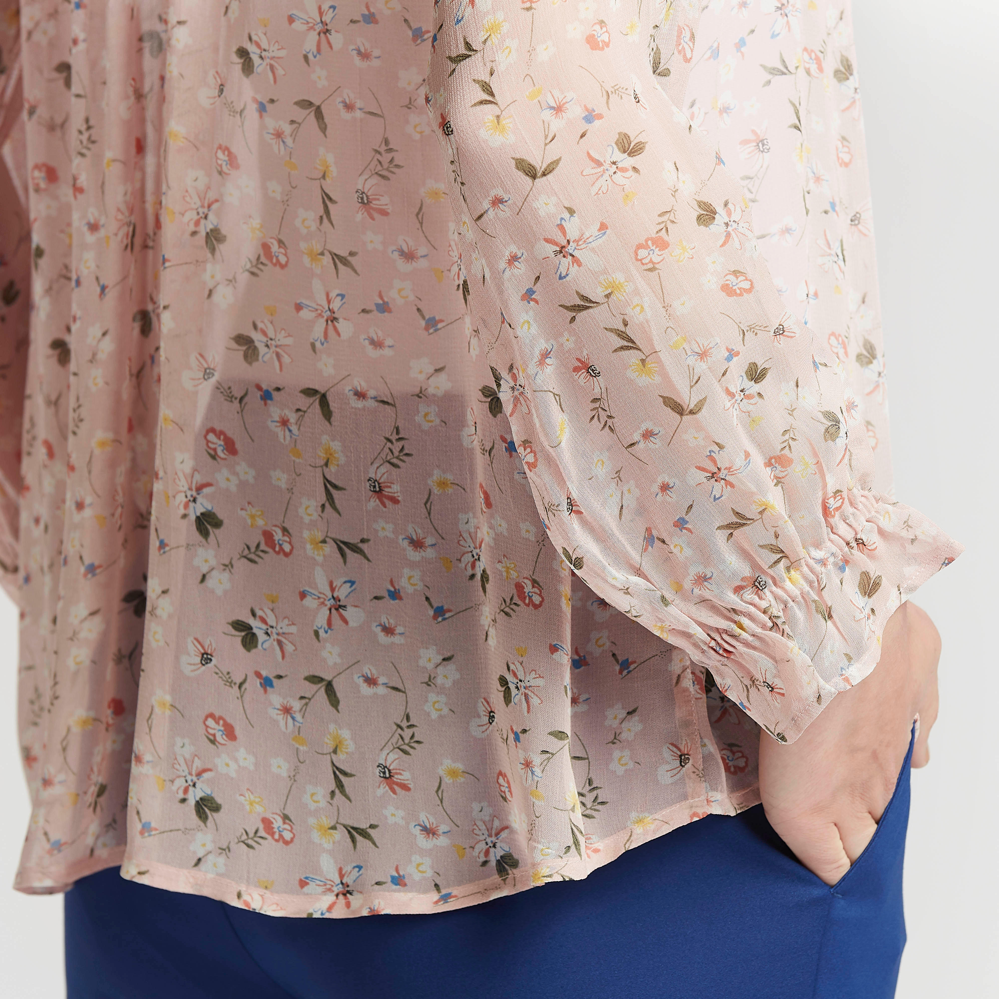 بلوزة بطبعات أزهار وأكمام طويلة وتفاصيل كشكشة-women-clothing-shirtsandblouses-blouses-image-5