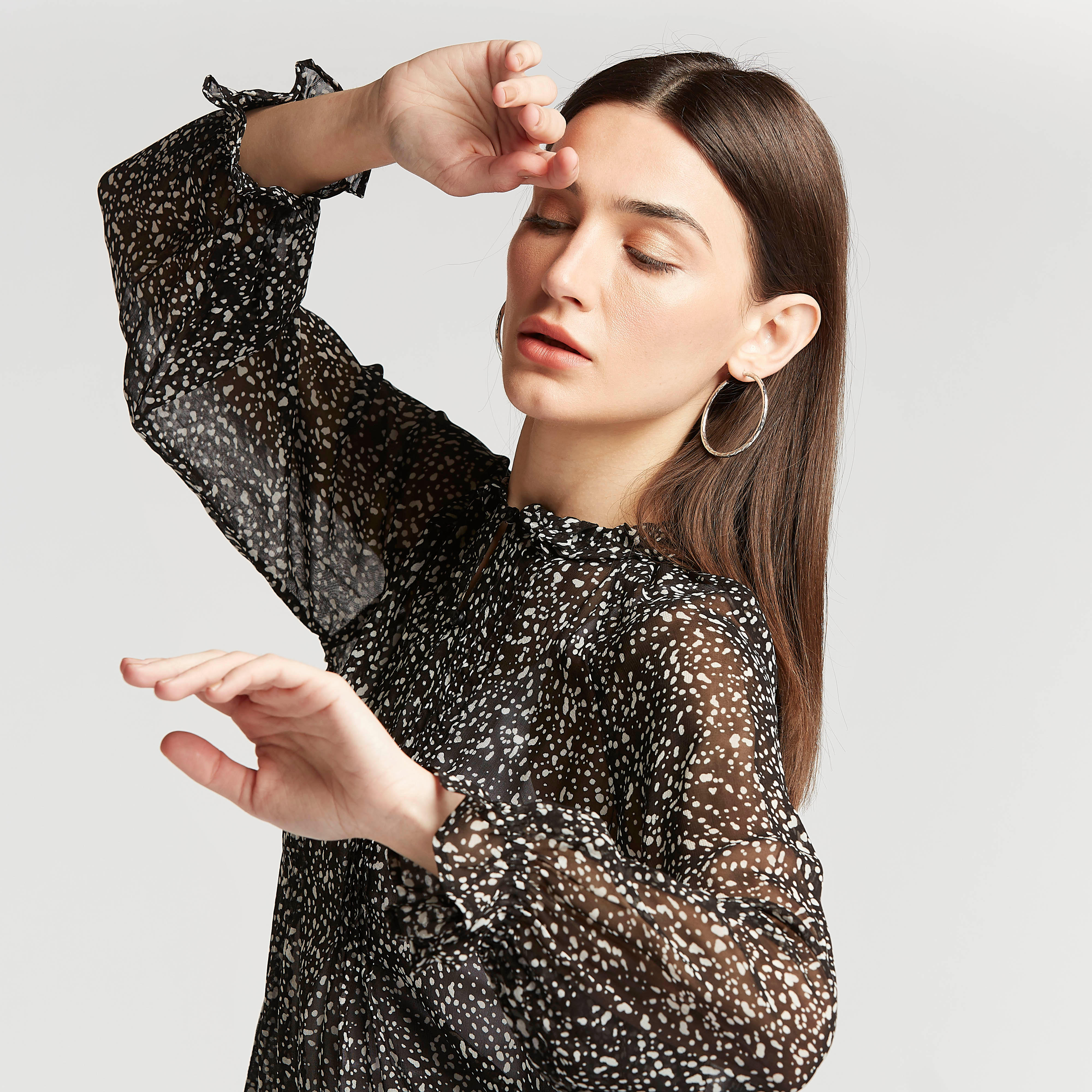 بلوزة بأكمام طويلة وتفاصيل كشكش وطبعات-women-clothing-shirtsandblouses-blouses-image-4