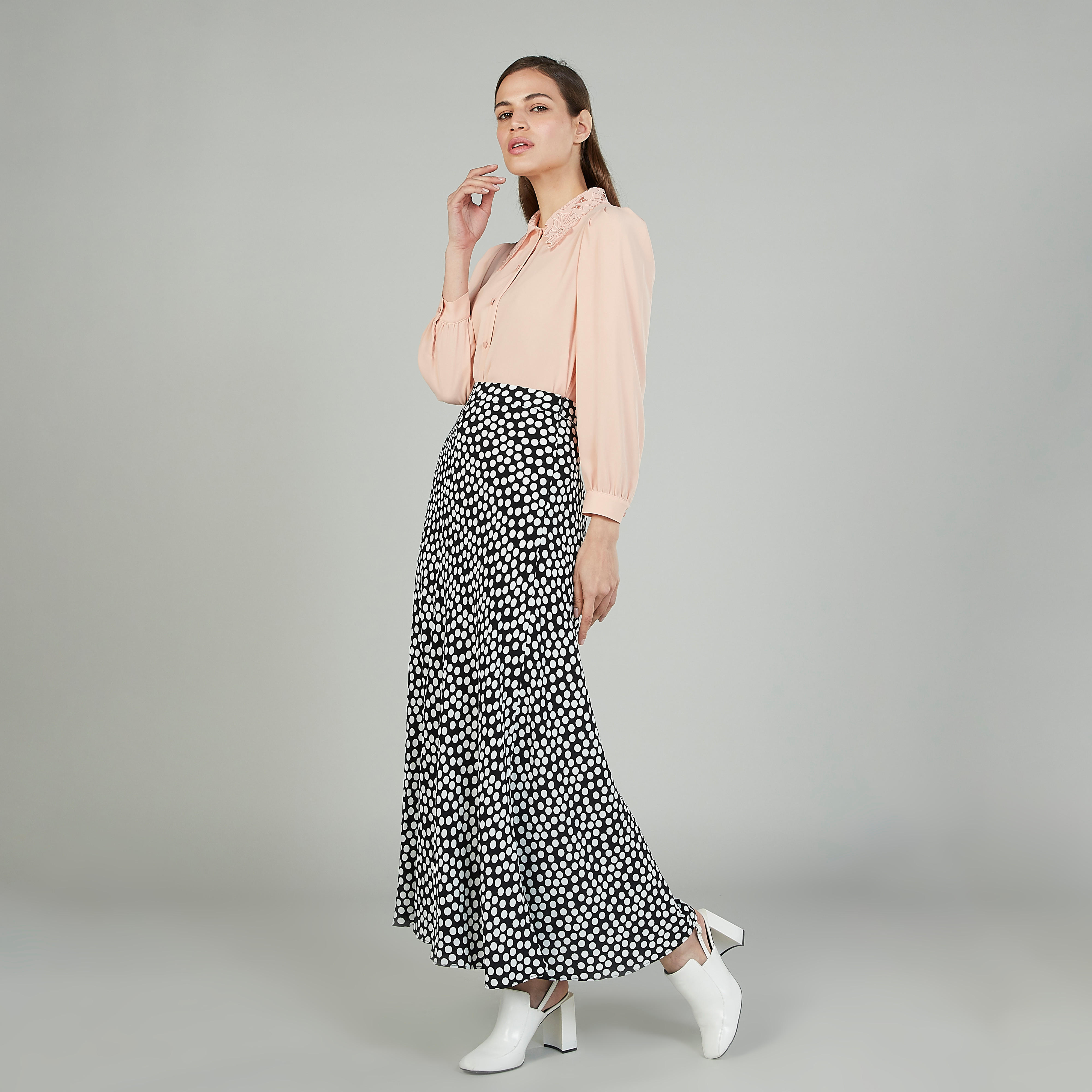 قميص سادة بياقة عاديّة وأكمام طويلة وتفاصيل دانتيل-women-clothing-shirtsandblouses-shirts-image-2