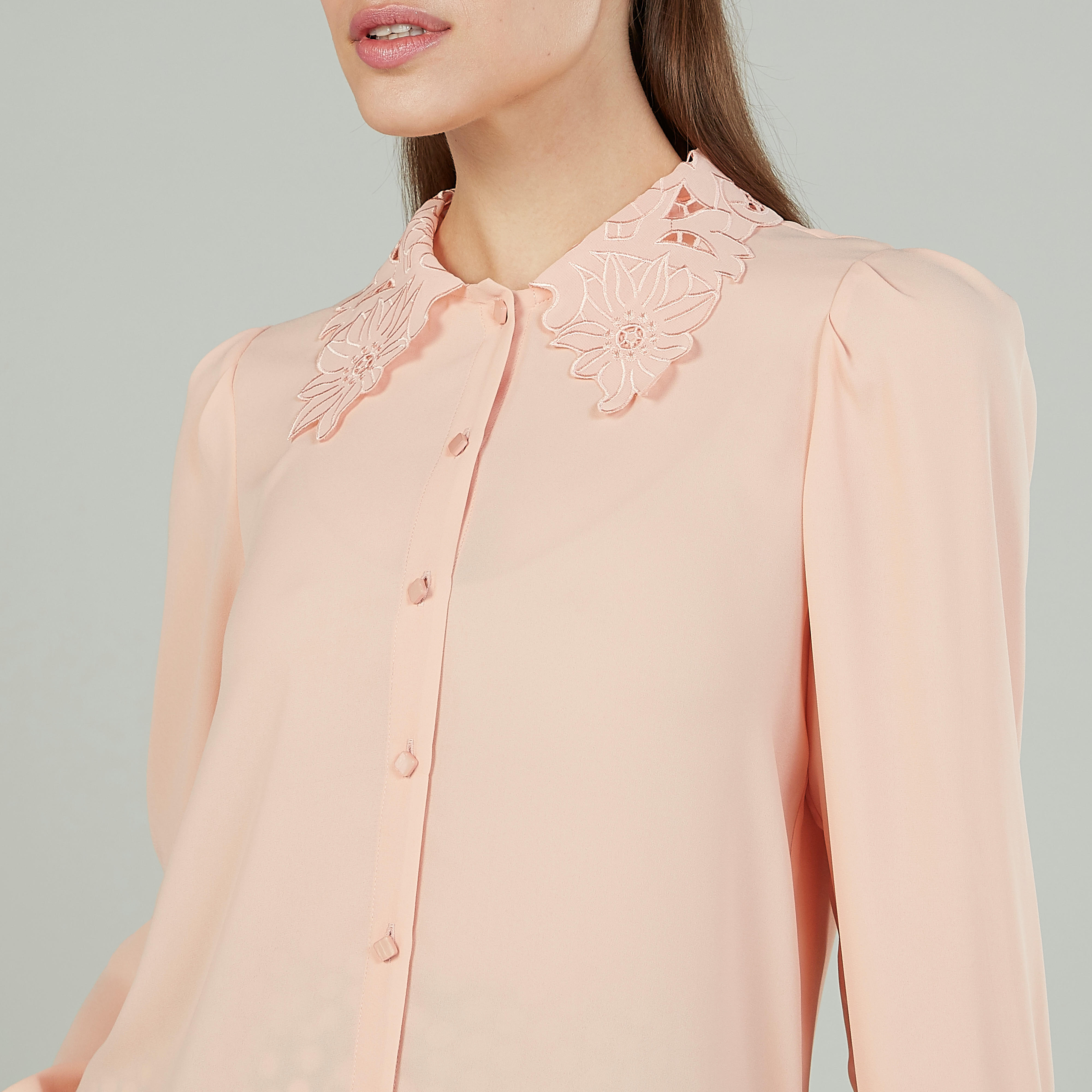 قميص سادة بياقة عاديّة وأكمام طويلة وتفاصيل دانتيل-women-clothing-shirtsandblouses-shirts-image-3