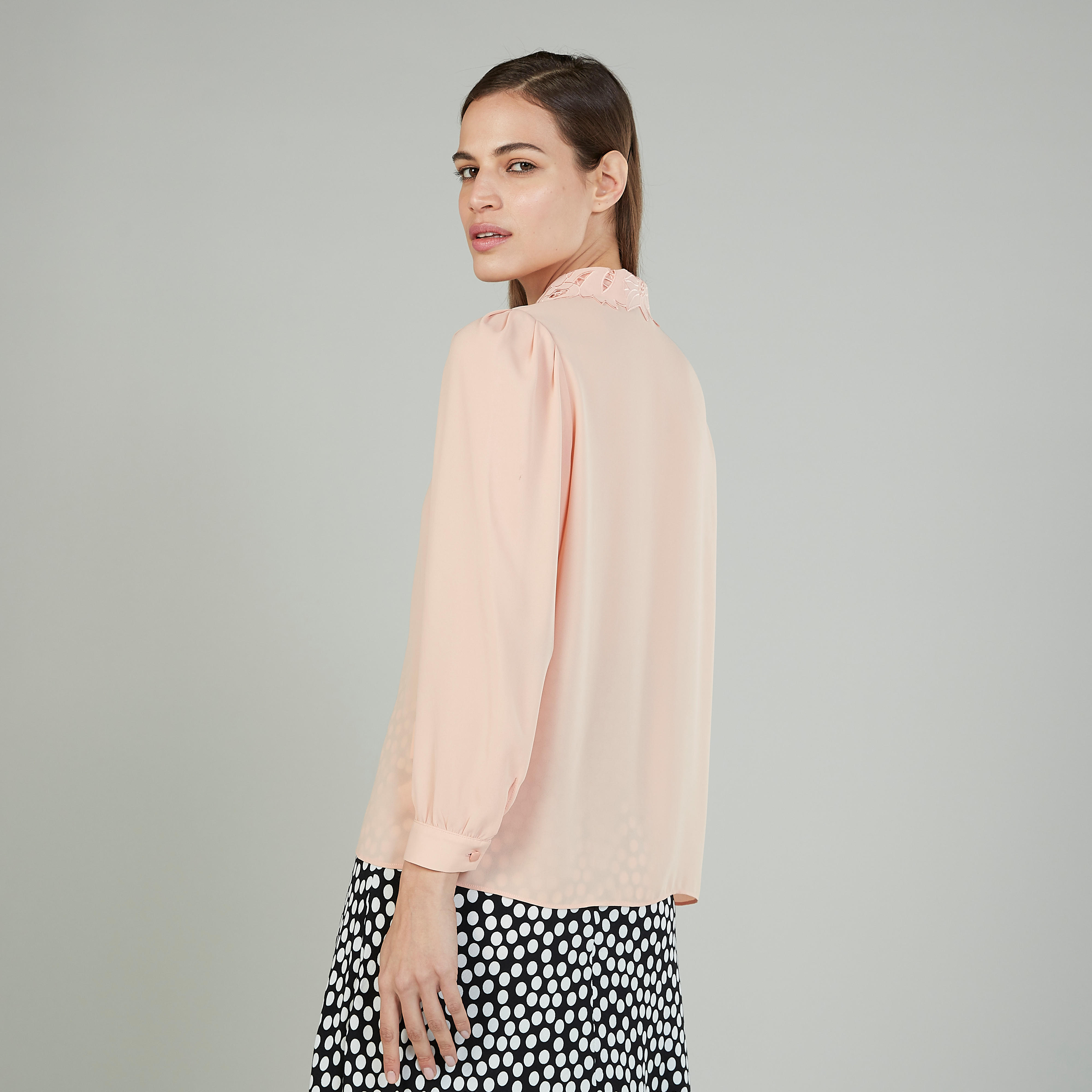 قميص سادة بياقة عاديّة وأكمام طويلة وتفاصيل دانتيل-women-clothing-shirtsandblouses-shirts-image-4