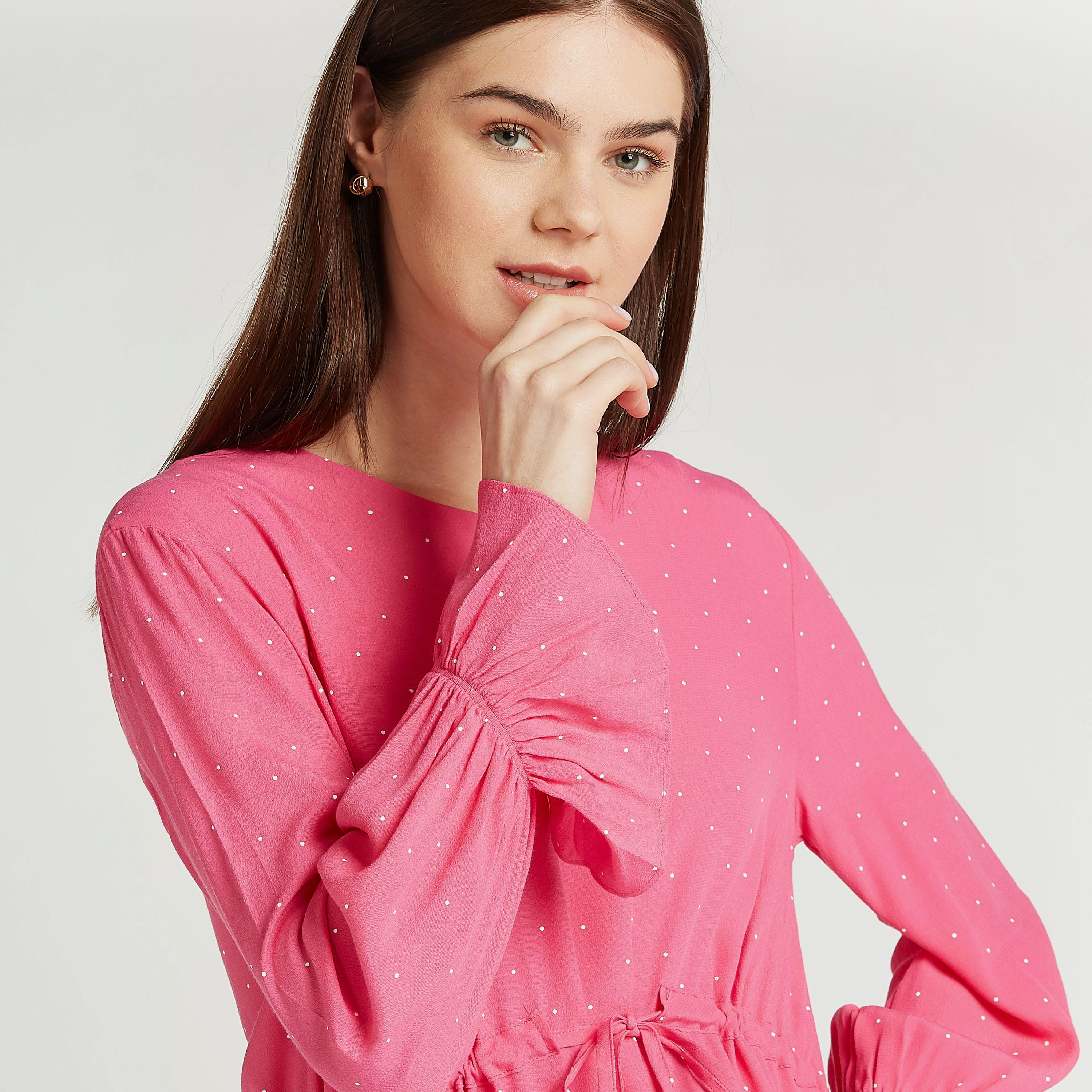 فستان قصير بطبعات منقّطة وأكمام واسعة وأربطة-women-clothing-dresses-image-3