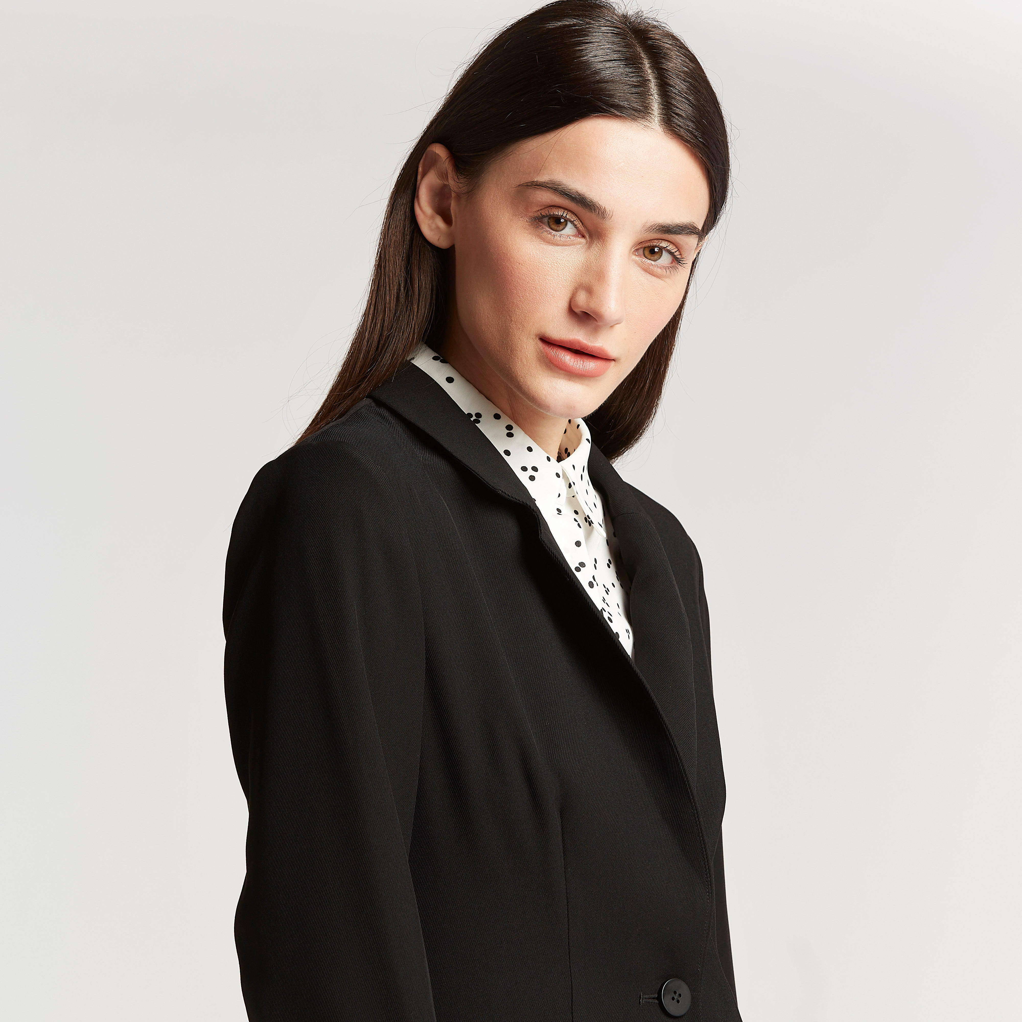 جاكيت بليزر رسمي سادة بجيوب بطيّة-women-clothing-coatsandjackets-blazers-image-1