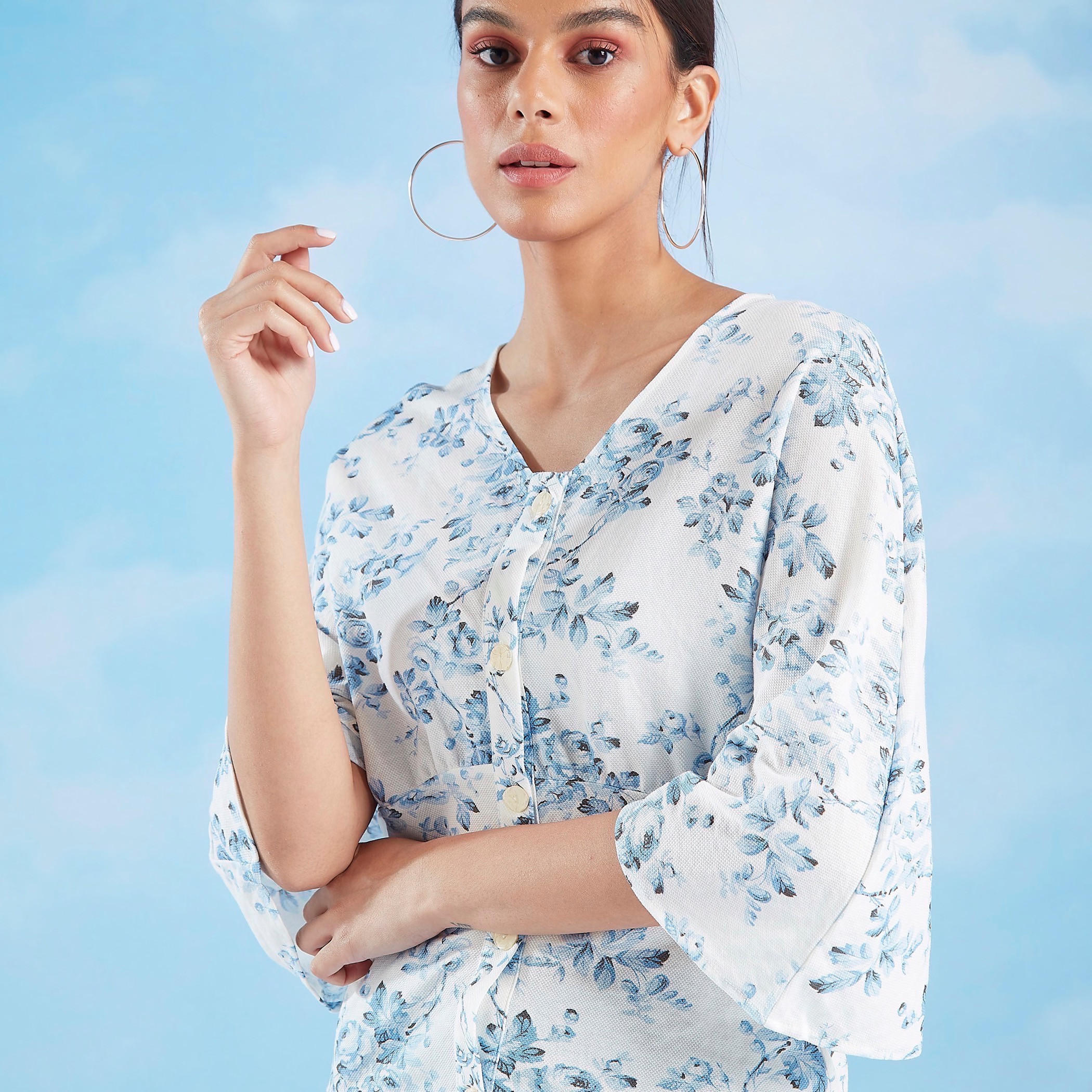 بلوزة بياقة V وأكمام واسعة وطبعات-women-clothing-shirtsandblouses-blouses-image-4